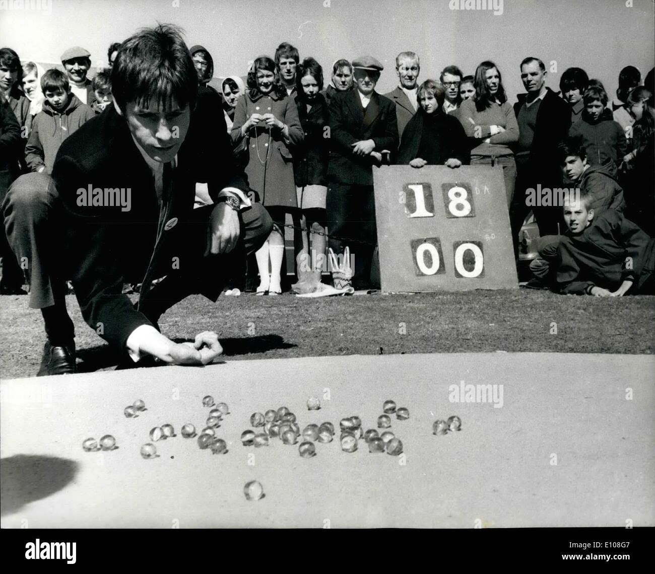 3. März 1970 - Murmeln die World Championships in Winsley grün. Das Foto zeigt Schüler, die ein berufliches Interesse an der Verhandlung während ein spannender Moment für Alan Smith in der WM-Murmeln in Tinsley Green, Sussex. Mr. Smith-Werksteam, das Toucan Terribles gewann das Event für das 14. Jahr in Folge. Stockfoto