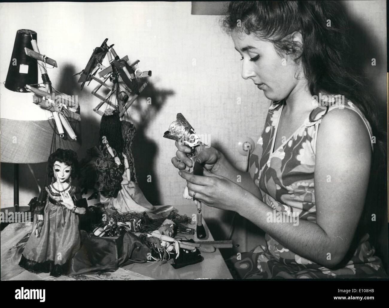 3. März 1970 - ein leidenschaftlicher Marionetten-Spieler. Adelheid fehlen-Rabien (Bild) lebt in Berlin. Als 3 Jahre alt, sie besucht die Augsburger Puppentheater und hat schon von Puppen fasziniert. Wenn werkelte sie 10 Jahre alt, ihre erste Puppe von Wachs. Nun, 25 Jahre alt, sie besitzt ein Ensemble von 150 Puppen, die sie alle selbst gemacht und sie versteht es sehr gut, die Fäden zu ziehen. Der Student Adelheid fehlen-Rabien wurde kürzlich ausgezeichnet mit dem Preis für legen Marionette Spieler der Stadt Bochum, bestehend aus 1000 DM Stockfoto