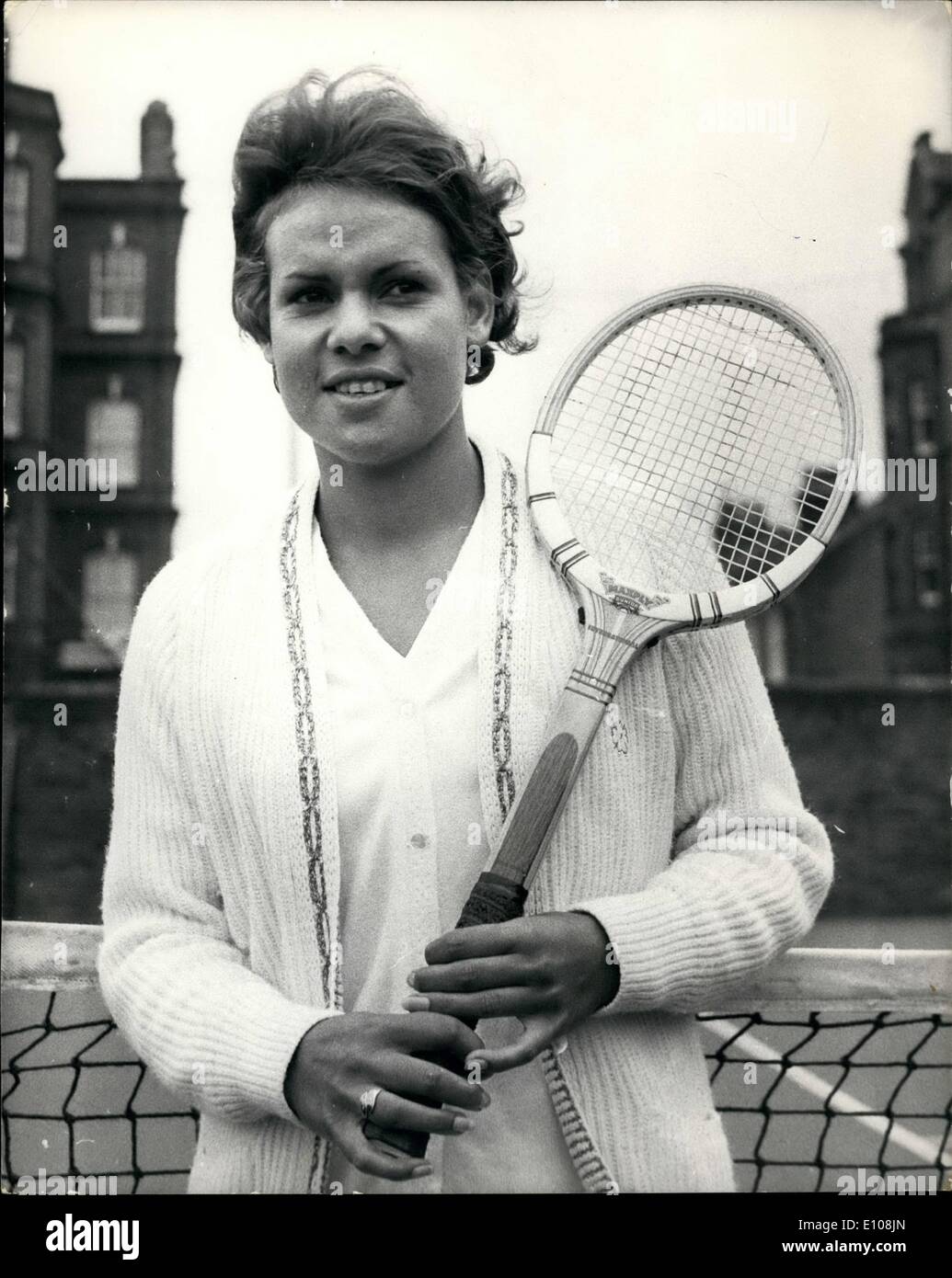 März 03, 1970 - Australian Aboriginal Mädchen Tennis Player kommt in Großbritannien für 6-monatige Tour: evonne Goolagong, die 18-jährige Australian Aboriginal Mädchen tennis player, Trinkgeld für Tennis tardpm, in Großbritannien heute angekommen. Sie für eine 6-monatige Tour, die Sie von Australien zum ersten Mal nimmt angekommen ist. Er Ehrgeiz ist in Wimbledon spielen und auch die berühmten Londoner Carnaby Street besuchen. Sie wird in ihrem ersten Turnier im Süden spielen-pert am März 27.-30. Bild zeigt: Evonne goolagong dargestellt an der Queen's Club.  sington. Sie ist die älteste von acht Kindern. Stockfoto