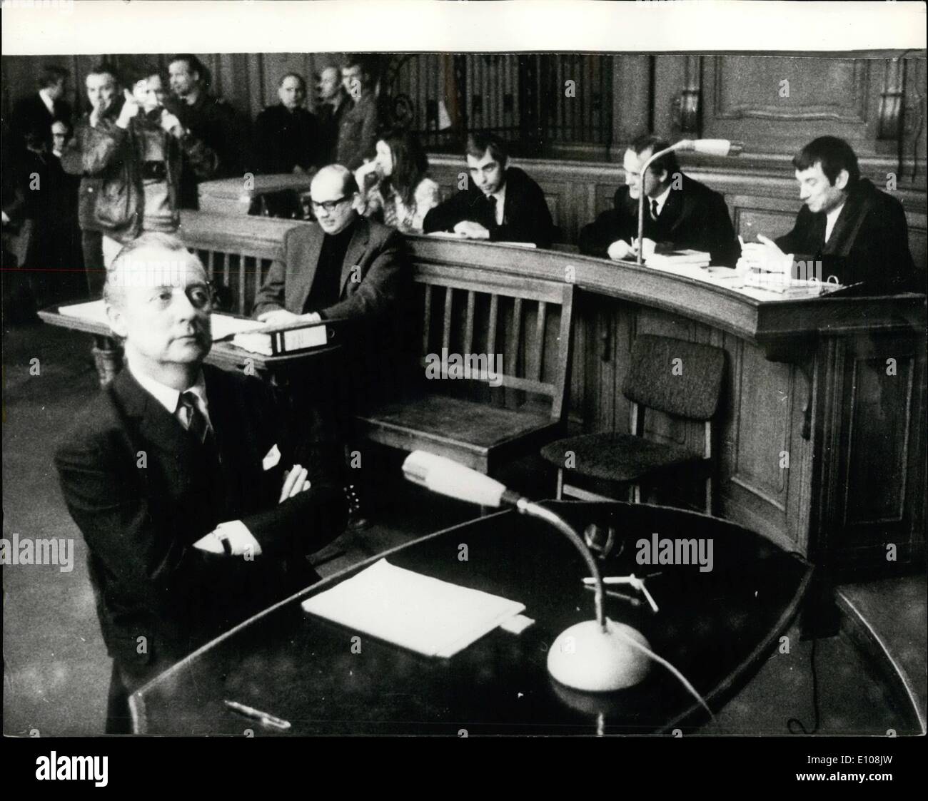 3. März 1970 - Axt Springer besucht Gericht: Herr Axel Springer., Verlag, erschien vor Gericht in Berlin, letzte Woche, bei der Verhandlung von Horst Mahler, der linke Schicht mit Anstiftung zu einen Aufstand nach dem Attentat auf Herrn Rudi Deutsocke, der Studentenführer im April 1968 in Rechnung gestellt. Herr Springer, die bestraft worden war, zweimal wegen Nichtumsetzung der früher angezeigt, als Zeuge für die Verteidigung von drei Polizisten eskortiert kamen und gingen in den Zeugenstand. Sein Auftritt in Out wurde von lärmenden Szenen begleitet. Foto Axel Springer in der Verhandlung gegen Horet Mahler (r Stockfoto