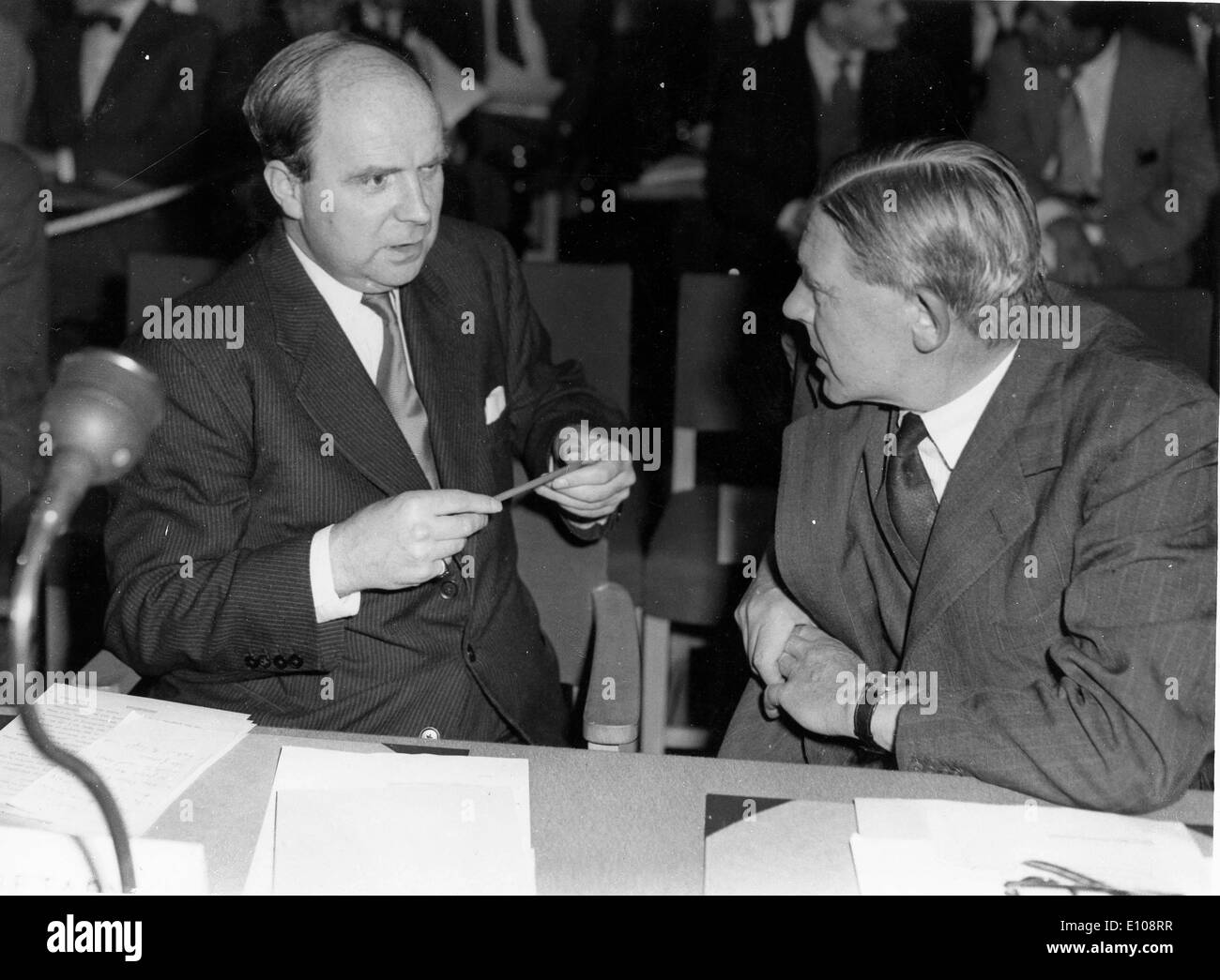 Iain Macleod plaudert mit Hilton Poynton Konferenz Stockfoto