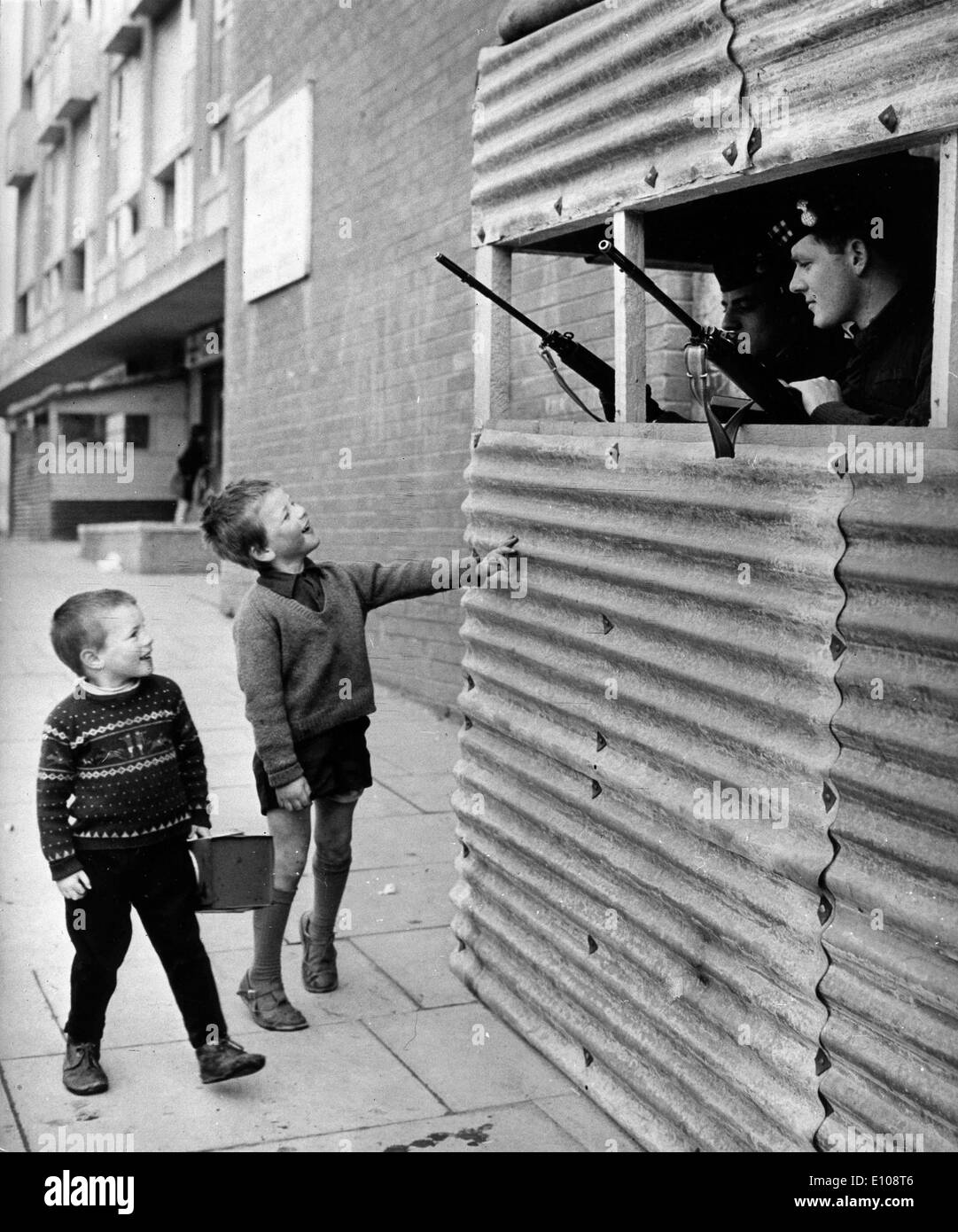 IRA sah Jahre 1970 1972 eine Explosion der politischen Gewalt in Nordirland, Höchststand im Jahr 1972, wenn fast 500 Menschen ums Leben kamen. Es gibt mehrere Gründe, warum Gewalt in diesen Jahren eskalierte. Gewerkschafter behaupten, dass der Hauptgrund dafür war die Gründung der Provisional Irish Republican Army (Provisional IRA), eine Gruppe gebildet, als die IRA in den vorläufigen und offizielle Fraktionen aufgeteilt. Während die älteren IRA Gewaltfreie zivile Unruhe angenommen hatte, war die neue provisorische IRA entschlossen, "bewaffneten Kampf" gegen die britische Herrschaft in Nordirland zu führen Stockfoto