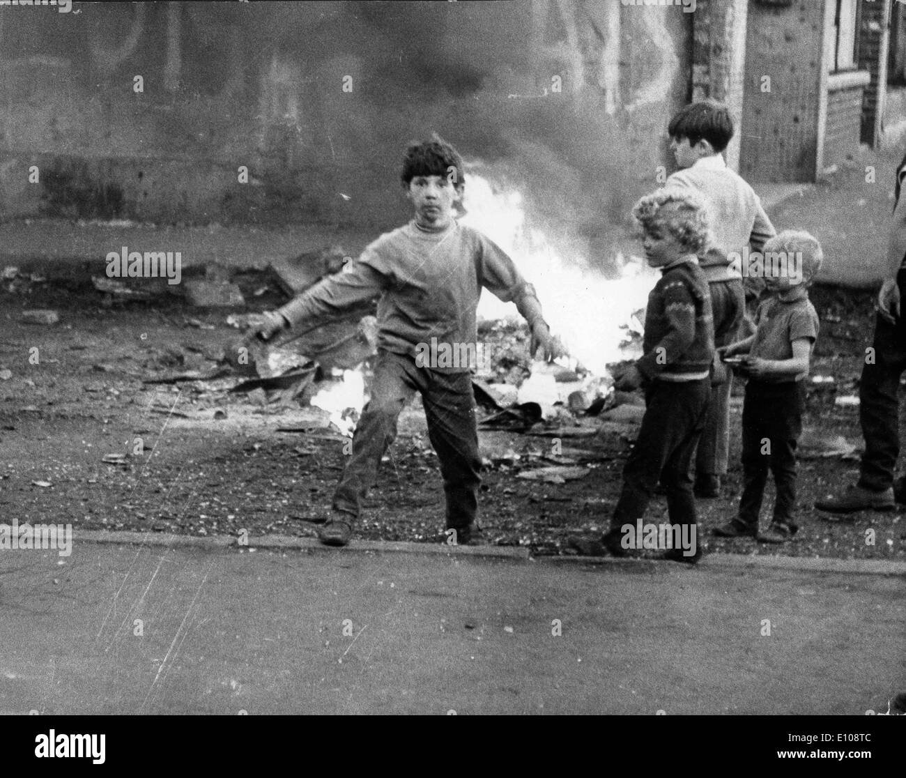 IRA Jahre 1970â€ "1972 sah eine Explosion der politischen Gewalt in Nordirland, Höchststand im Jahr 1972, wenn fast 500 Menschen ums Leben kamen. Es gibt mehrere Gründe, warum Gewalt in diesen Jahren eskalierte. Gewerkschafter behaupten, dass der Hauptgrund dafür war die Gründung der Provisional Irish Republican Army (Provisional IRA), eine Gruppe gebildet, als die IRA in den vorläufigen und offizielle Fraktionen aufgeteilt. Während die älteren IRA Gewaltfreie zivile Unruhe angenommen hatte, war die neue provisorische IRA entschlossen, "bewaffneten Kampf" gegen die britische Herrschaft in Nordirland zu führen Stockfoto