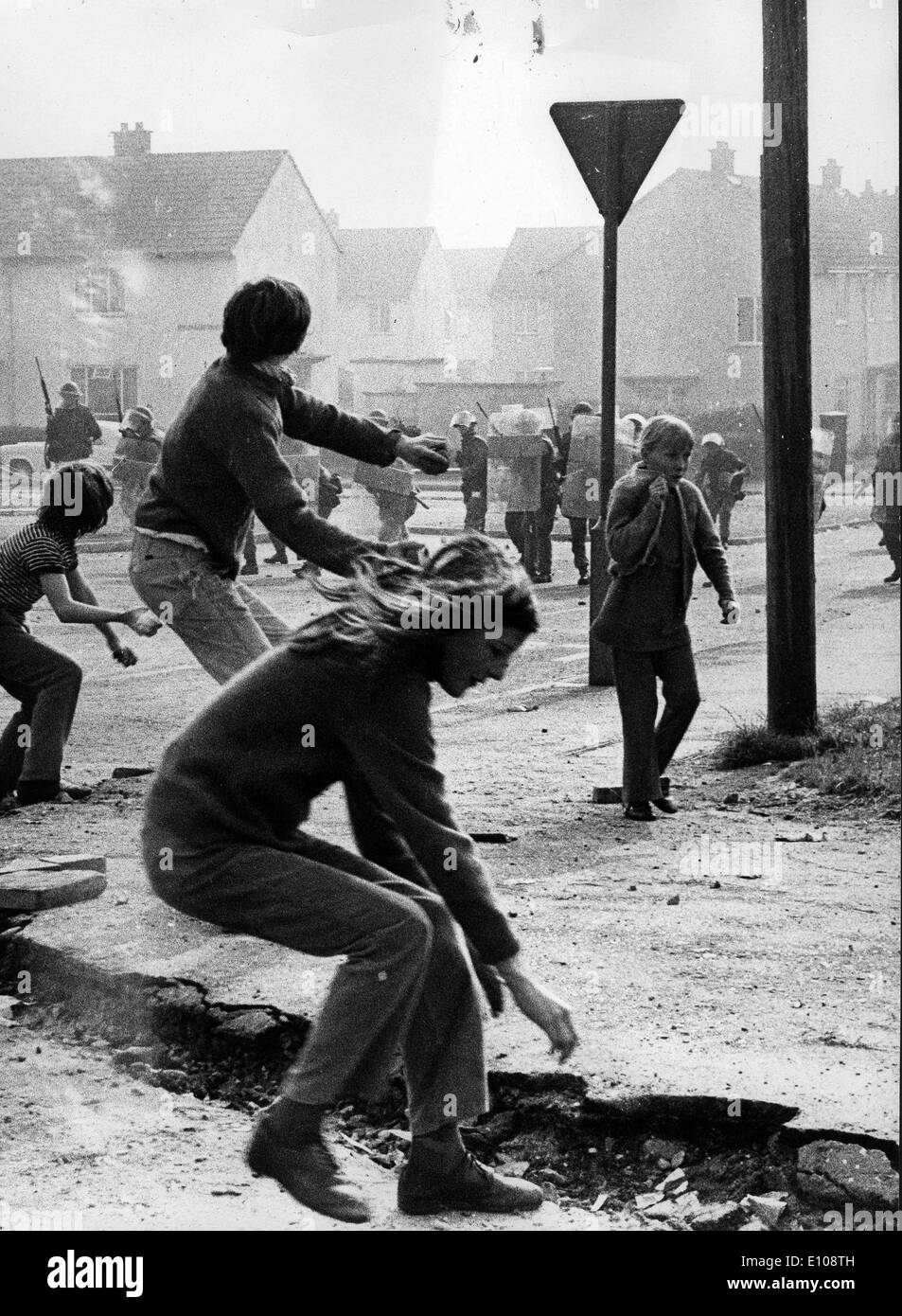 Straße Aufstand. IRA sah Jahre 1970 1972 eine Explosion der politischen Gewalt in Nordirland, Höchststand im Jahr 1972, wenn fast 500 Menschen ums Leben kamen. Es gibt mehrere Gründe, warum Gewalt in diesen Jahren eskalierte. Gewerkschafter behaupten, dass der Hauptgrund dafür war die Gründung der Provisional Irish Republican Army (Provisional IRA), eine Gruppe gebildet, als die IRA in den vorläufigen und offizielle Fraktionen aufgeteilt. Während die älteren IRA Gewaltfreie zivile Unruhe angenommen hatte, war die neue provisorische IRA entschlossen, "bewaffneten Kampf" gegen die britische Herrschaft in Nordirland zu führen Stockfoto