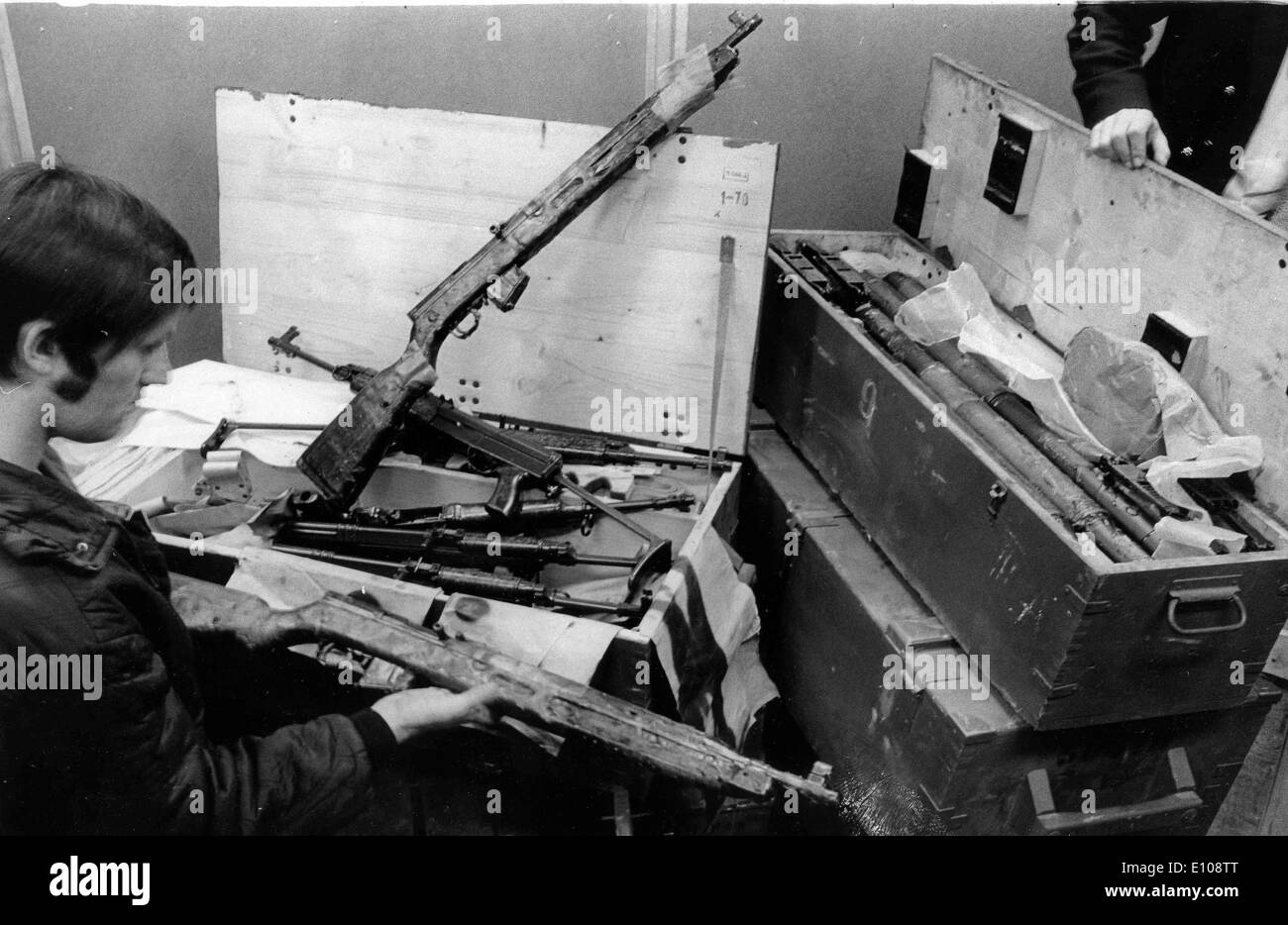 IRA sah Jahre 1970 1972 eine Explosion der politischen Gewalt in Nordirland, Höchststand im Jahr 1972, wenn fast 500 Menschen ums Leben kamen. Es gibt mehrere Gründe, warum Gewalt in diesen Jahren eskalierte. Gewerkschafter behaupten, dass der Hauptgrund dafür war die Gründung der Provisional Irish Republican Army (Provisional IRA), eine Gruppe gebildet, als die IRA in den vorläufigen und offizielle Fraktionen aufgeteilt. Während die älteren IRA Gewaltfreie zivile Unruhe angenommen hatte, war die neue provisorische IRA entschlossen, "bewaffneten Kampf" gegen die britische Herrschaft in Nordirland zu führen Stockfoto