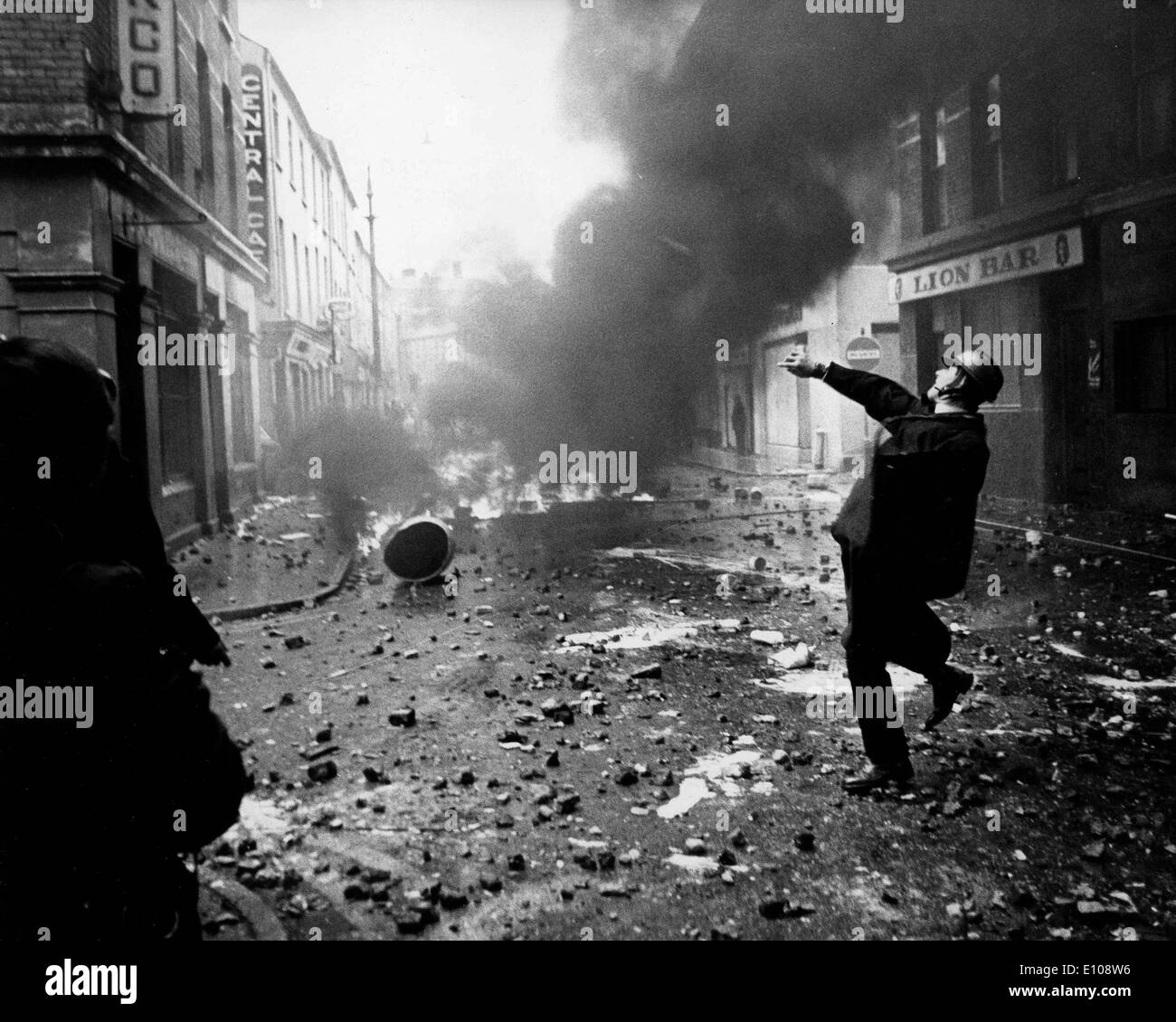 IRA sah Jahre 1970 1972 eine Explosion der politischen Gewalt in Nordirland, Höchststand im Jahr 1972, wenn fast 500 Menschen ums Leben kamen. Es gibt mehrere Gründe, warum Gewalt in diesen Jahren eskalierte. Gewerkschafter behaupten, dass der Hauptgrund dafür war die Gründung der Provisional Irish Republican Army (Provisional IRA), eine Gruppe gebildet, als die IRA in den vorläufigen und offizielle Fraktionen aufgeteilt. Während die älteren IRA Gewaltfreie zivile Unruhe angenommen hatte, war die neue provisorische IRA entschlossen, "bewaffneten Kampf" gegen die britische Herrschaft in Nordirland zu führen Stockfoto