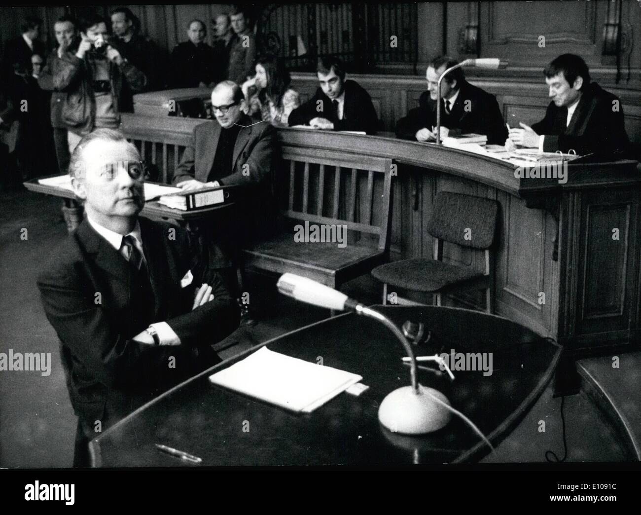 3. März 1970 - Axel Springer vor Gericht erschienen: der Hamburger großen Verlag Axel C. Springer zum erste Mal Position im Gericht zum Teil seine Zeitungen Plaid während der Osterzeit fand-Unruhen 1968 in mehreren Städten der Bundesrepublik Deutschland. Axel Springer erinnerte an zweimal ohne triftigen Grund sein erscheinen vor Gericht als Zeuge in dem Berliner Mahler-Verfahren. Er hat bereits gehen daher Geldbußen in Höhe von DM 500 und 1000 DM. Die London Strafabteilung vorbehalten, ihn zwang vor Gericht gebracht zu haben. Sein erscheinen vor Gericht wurde von lärmenden Szenen begleitet. Stockfoto