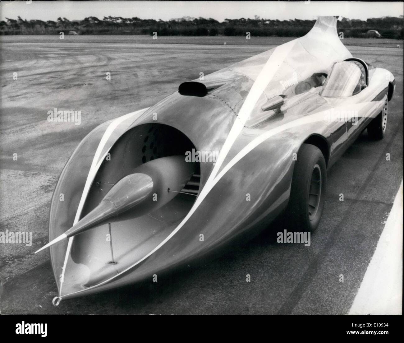 3. März 1970 - Art Arfons Geschwindigkeiten bei 300 mph: fahren seine Green Monster am Flughafen Hurn, Bournemouth, gestern, amerikanische Fahrer Art Arfons dreimal Inhaber der Welt Geschwindigkeitsrekord gestern erreichte eine Geschwindigkeit von fast 300 mph, die schnellste Geschwindigkeit, die jemals von einem Auto in Großbritannien erreicht. Arfons sagt, dass seine grüne Monster 700 mph tun wird Er hofft, den Datensatz von einem anderen amerikanischen, Craig Breedlove, in den Vereinigten Staaten in diesem Jahr statt. Der Rekord steht bei 613 mph Fotoshows Anzeigen der Art Arfons grünes Monster, Hurn Flughafen Bournemouth gestern. Stockfoto