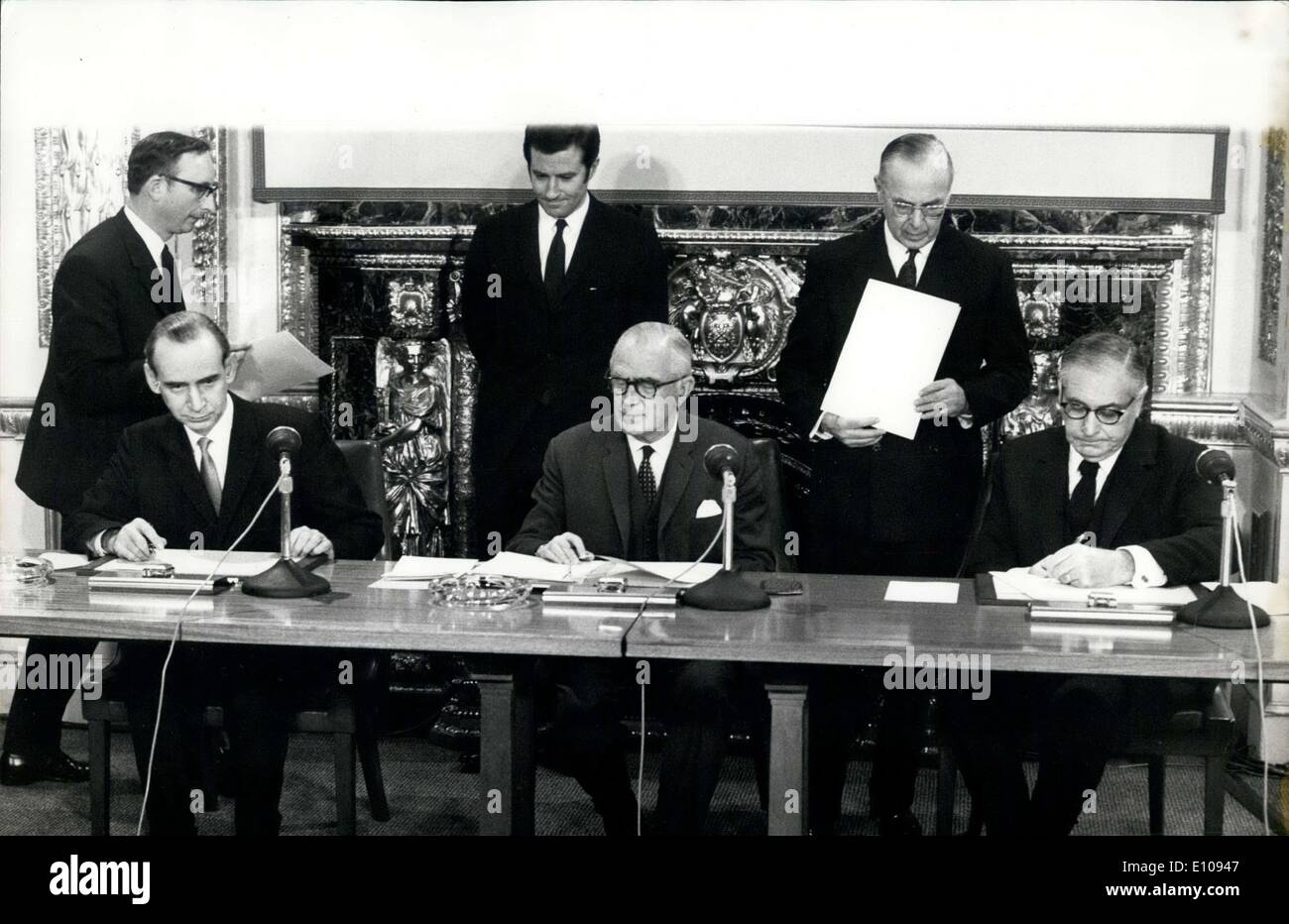 6. März 1970 - Vertrag über die Nichtverbreitung von Kernwaffen. Ratifizierung Zeremonie am Lancaster Haus.: Der Vertrag über die Nichtverbreitung von Kernwaffen Ratifizierung Zeremonie, fand in London im Lancaster House gestern Abend. Ähnliche Zeremonien fanden in Moskau und Washington. Foto zeigt Unterzeichnung eine Bescheinigung über die Hinterlegung am gestrigen Zeremonie sind (L, R): der sowjetische Botschafter, M. N. Smirnowsky; Großbritanniens ausländische Sekretär Mr Michael Stewart und der amerikanische Botschafter Herr Walter H. Anneberg. Stockfoto