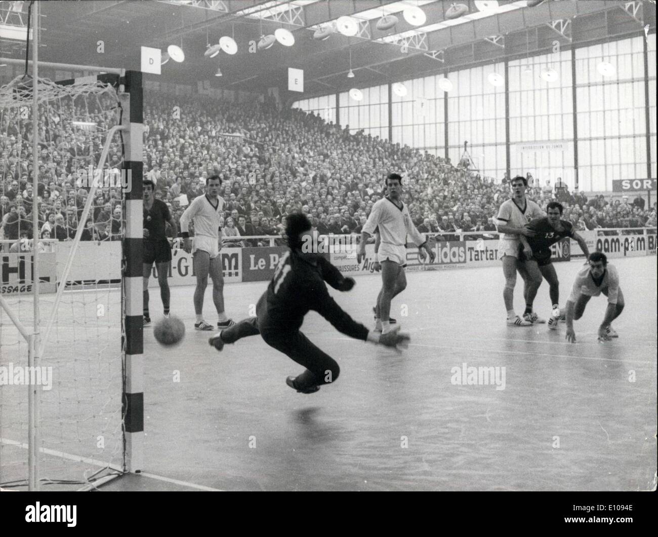9. März 1970 - rumänische Team gewinnt Handball-WM - das Finale der Handball-Weltmeisterschaft der Rumäne-Team gewann ihre ostdeutschen Gegner in Paris gestern geschlagen. OPS: Ein Vorfall der Rumäne Spieler sind in schwarz. Stockfoto