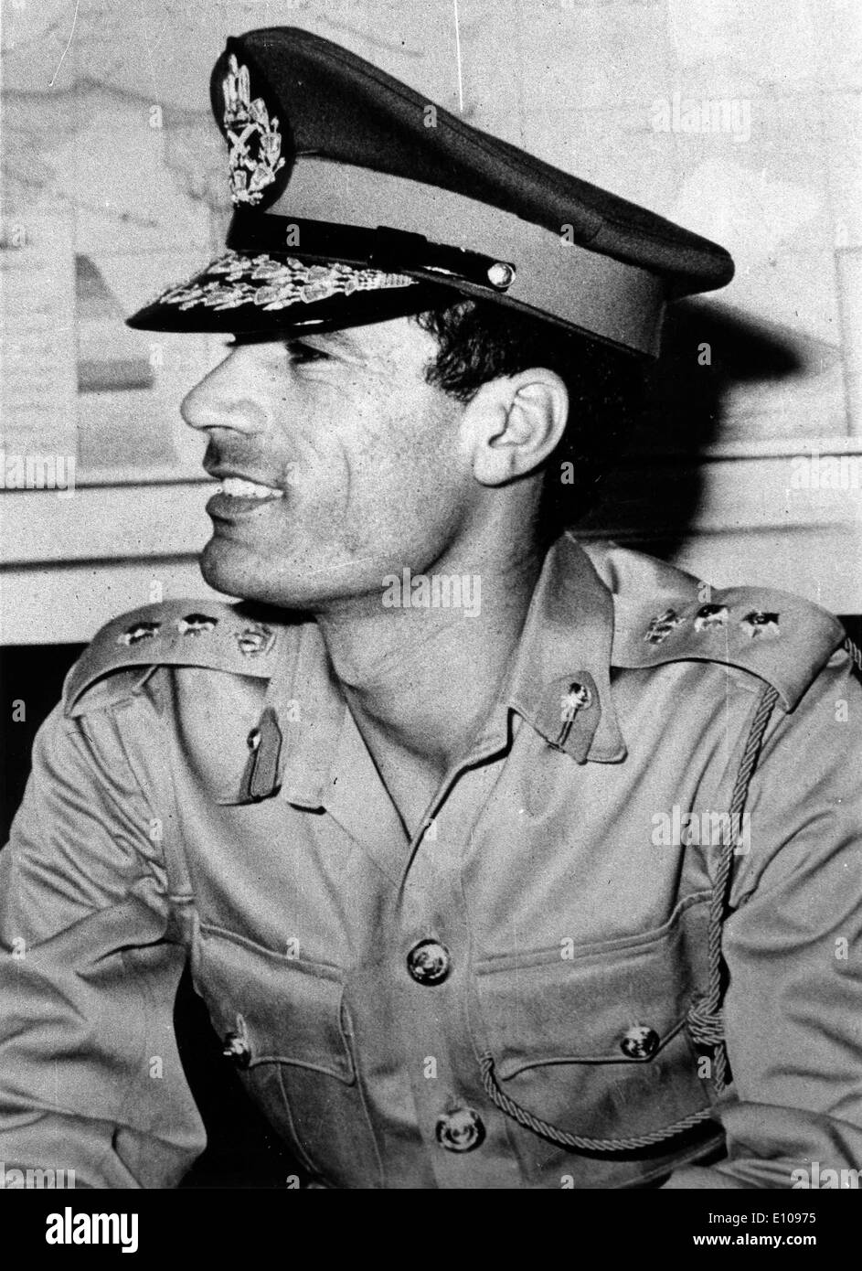 20. Oktober 2011 - Datei Foto - Muammar Gaddafi ist tot, neue Führer Libyens sagte, getötet von Kämpfern, die seine Heimatstadt und letzte Bastion überliefen. Seine blutigen Körper war ausgezogen und auf der ganzen Welt von Handy video angezeigt. Gaddafi, war der autokratischen Herrscher von Libyen, von 1969, als er ergriff in einem Militärputsch die Macht und wurde der dienstälteste Führer in Afrika und der arabischen Welt. Er wurde 1942 in der Wüste in der Nähe von Sirte geboren und war bekannt für seine extravaganten Kleidungsstil und Gewehr-toting Frauenkörper wachen. Seine Beziehung mit dem Rest der Welt war unbeständig Stockfoto