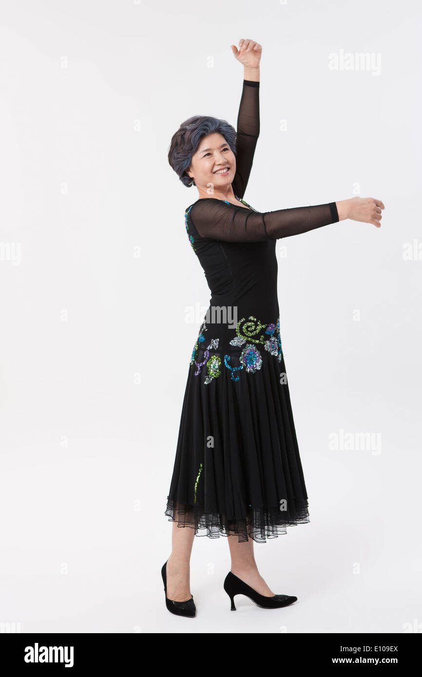 eine alte Frau in einem schwarzen Kleid machen Tanz Posen Stockfotografie -  Alamy