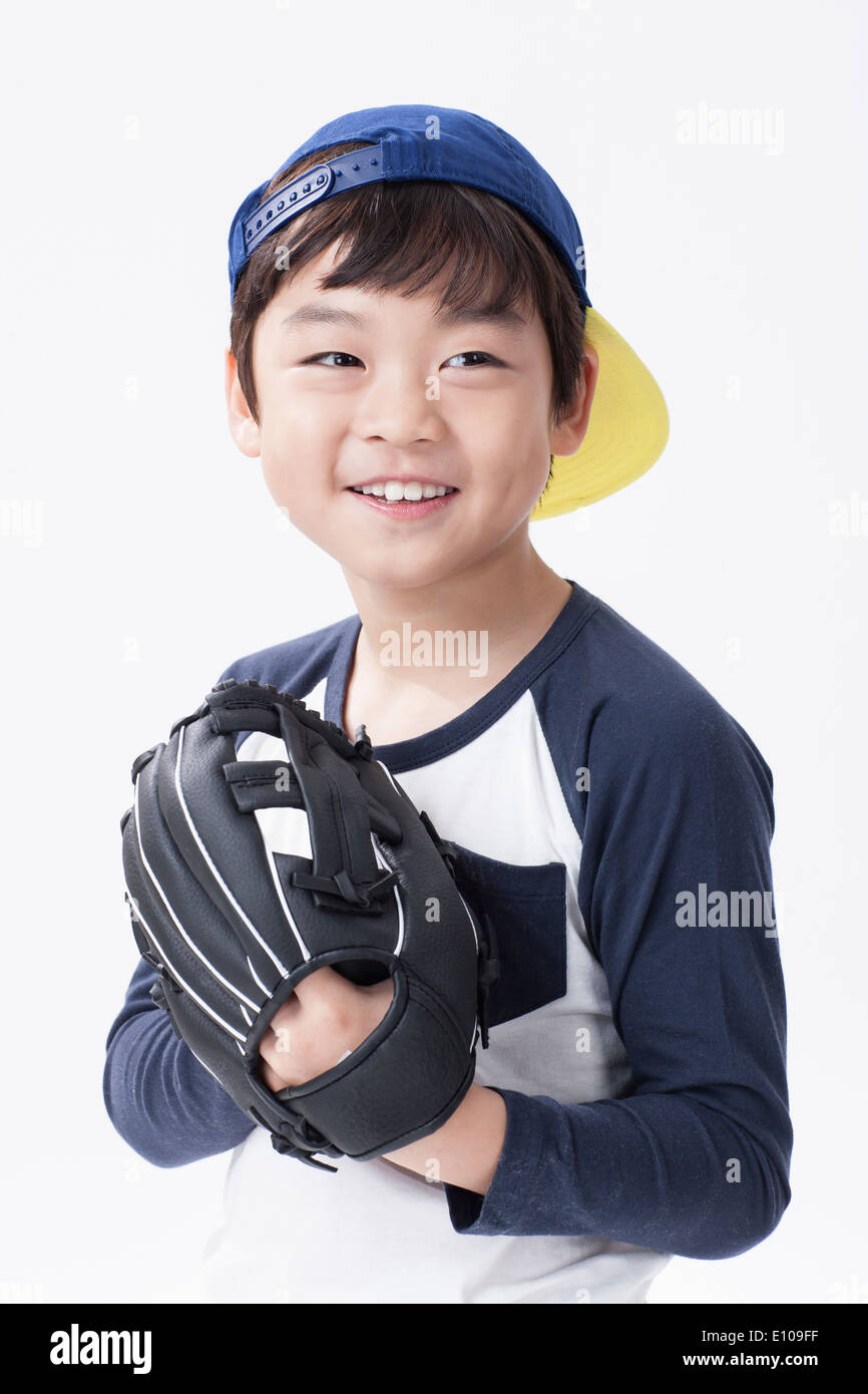 ein kleiner Junge posiert mit einem Baseball-Handschuh Stockfoto