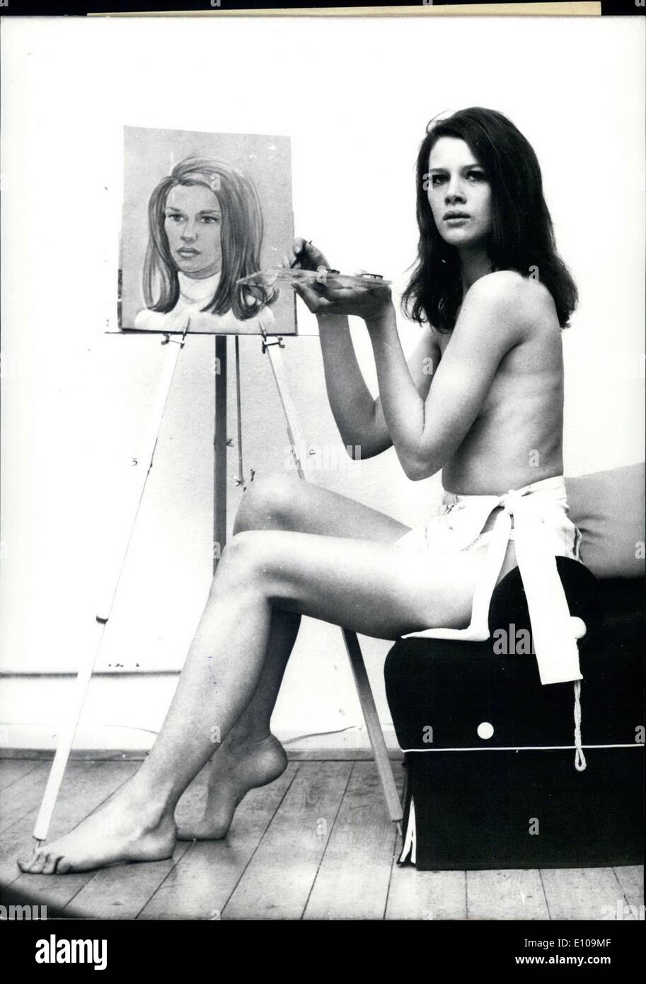 11. März 1970 - ist Elke Lünette, von Hofheim im Taunus, ein Modell und Künstler, wie Sie durch dieses 1,82 m Bild sehen können. Der 21 Jahre alte Modell aufgegeben einen Job als Sekretärin, Modellierung zu verfolgen. Malerei gehört zu ihren Hobbys. Stockfoto