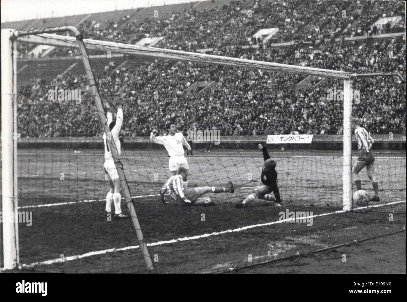 16. März 1970 - der Equalizer: Japaner sind Jubilant wie einer ausgleichenden gegen Schwedens-IFK Göteborg-Fußball-Team Tor Stockfoto