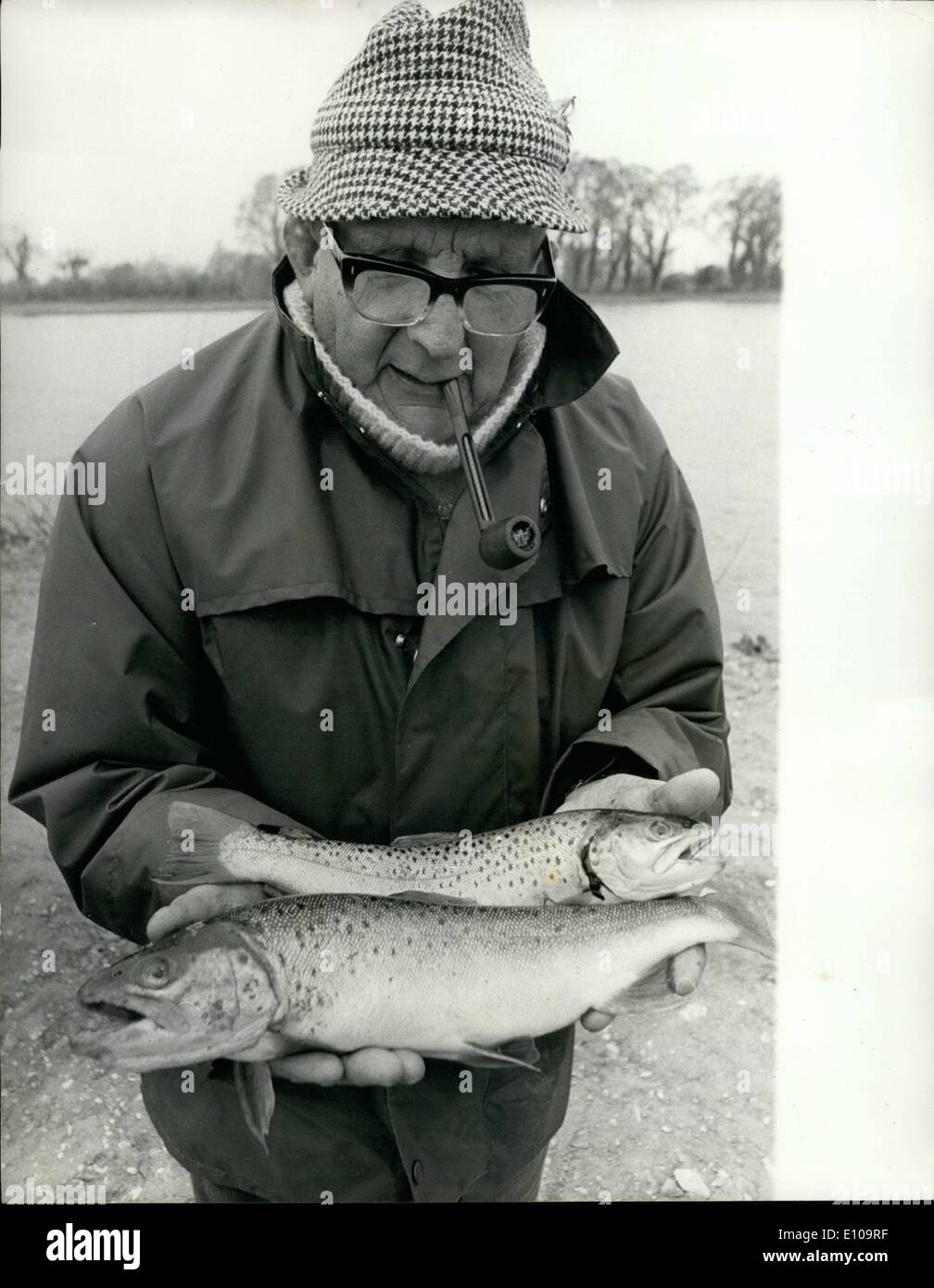 2. April 1970 - Wenn zwei große künstlich Forelle Seen gemacht 2. April 1970 Rekorden wie Forellensaison in alten Kiesgruben öffnet-Forellenangler in Kraft waren gestern eröffnet, für die neue Saison der Forellen-angeln in Nord Mundham, in der Nähe von Chichester, Sussex. Die 22 Hektar große und 17 Hektar großen Seen waren bis vor kurzem stillgelegten Wasser gefüllten Kiesgruben Zugehörigkeit zu einer Schotterpiste und Aggregate fest, John Heaver, von Chichester. Das Unternehmen hat alle Gang-Fisch aus den Seen entfernt, aufgefüllt mit 4.000 braun und Regenbogenforellen und gestalteten die Banken um dem Gebiet eine angenehme Park Aussehen geben Stockfoto