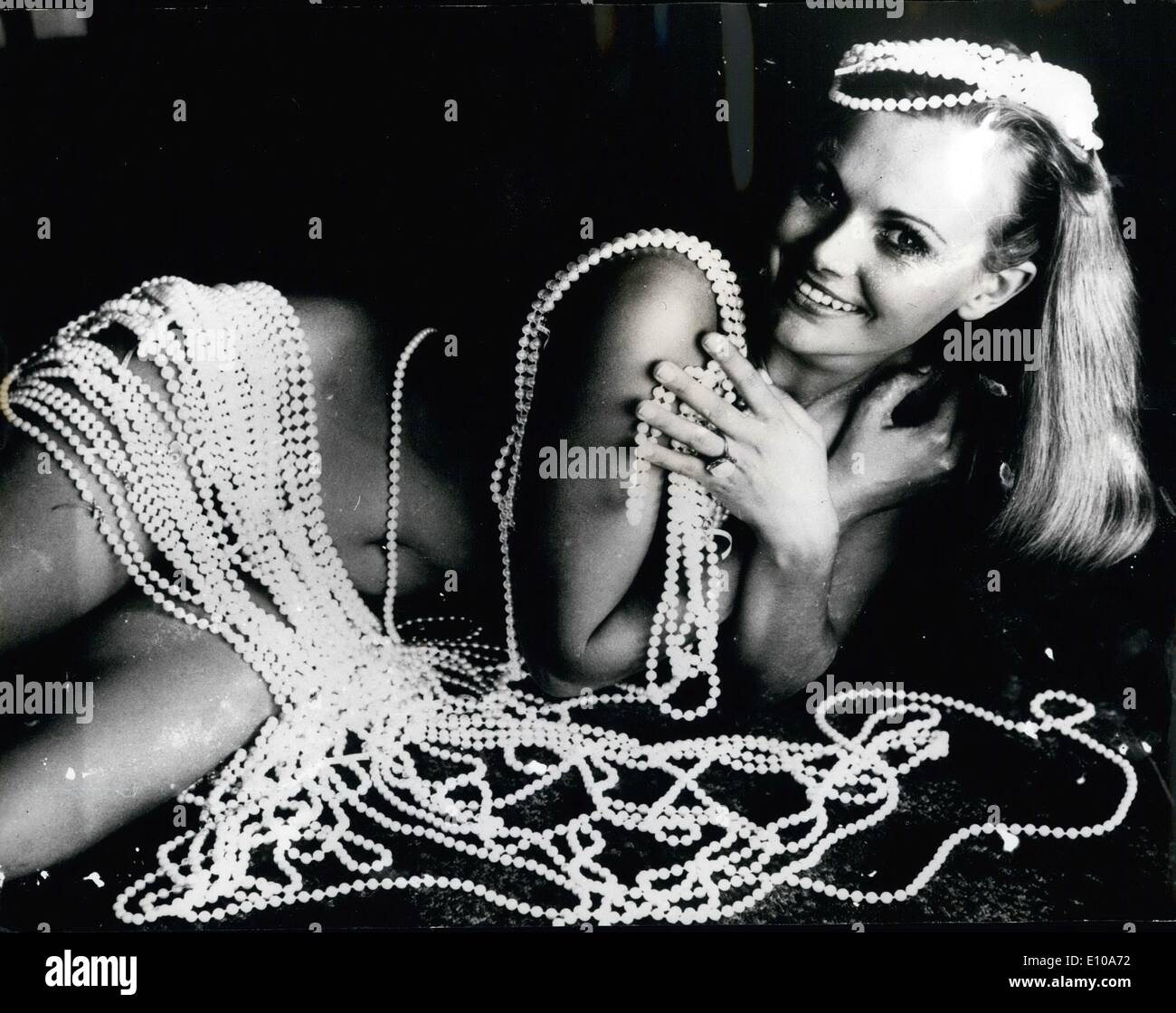 4. April 1970 - sie ist ein Blickfang Perle: schöne Patricia Wells sicherlich das Auge gefangen, als sie erschien, trug nichts als zahlreiche Zeichenfolgen Perlen ein Vermögen Wert während einer Anzeige in Sydney, Australien, vor kurzem. Stockfoto