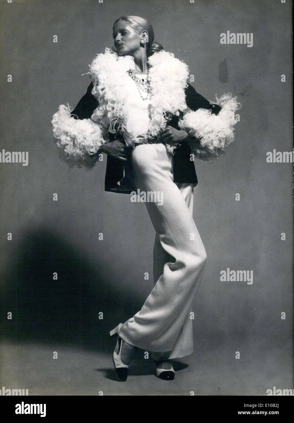 23. Februar 1972 - Chanel '' Charme '' Spring Collection Schwarz Satin Straußenfedern Stockfoto