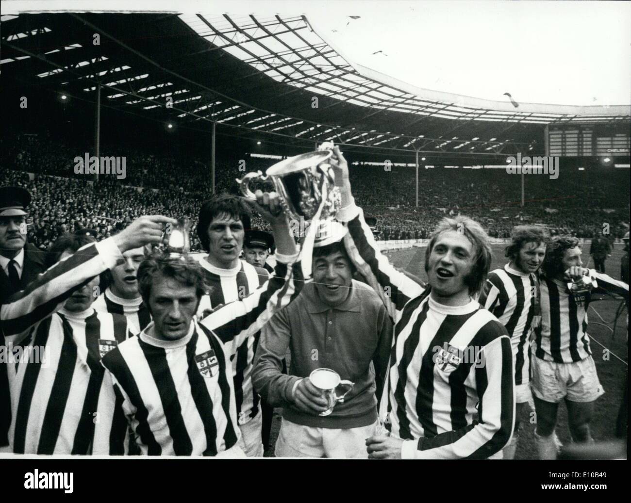 3. März 1972 - Stoke City schlagen Chelsea In Liga-Cup-Finale in Wembley mit 2: 1: Foto zeigt. Nach dem Spiel gesehen, wie die Stoke-Spieler den Pokal halten sie sind L-R George Eastham, wer Acored den Siegtreffer, John Ritchie, Gordon Banken England und Stoke Ziel und Jimmy Greenhoff. Stockfoto