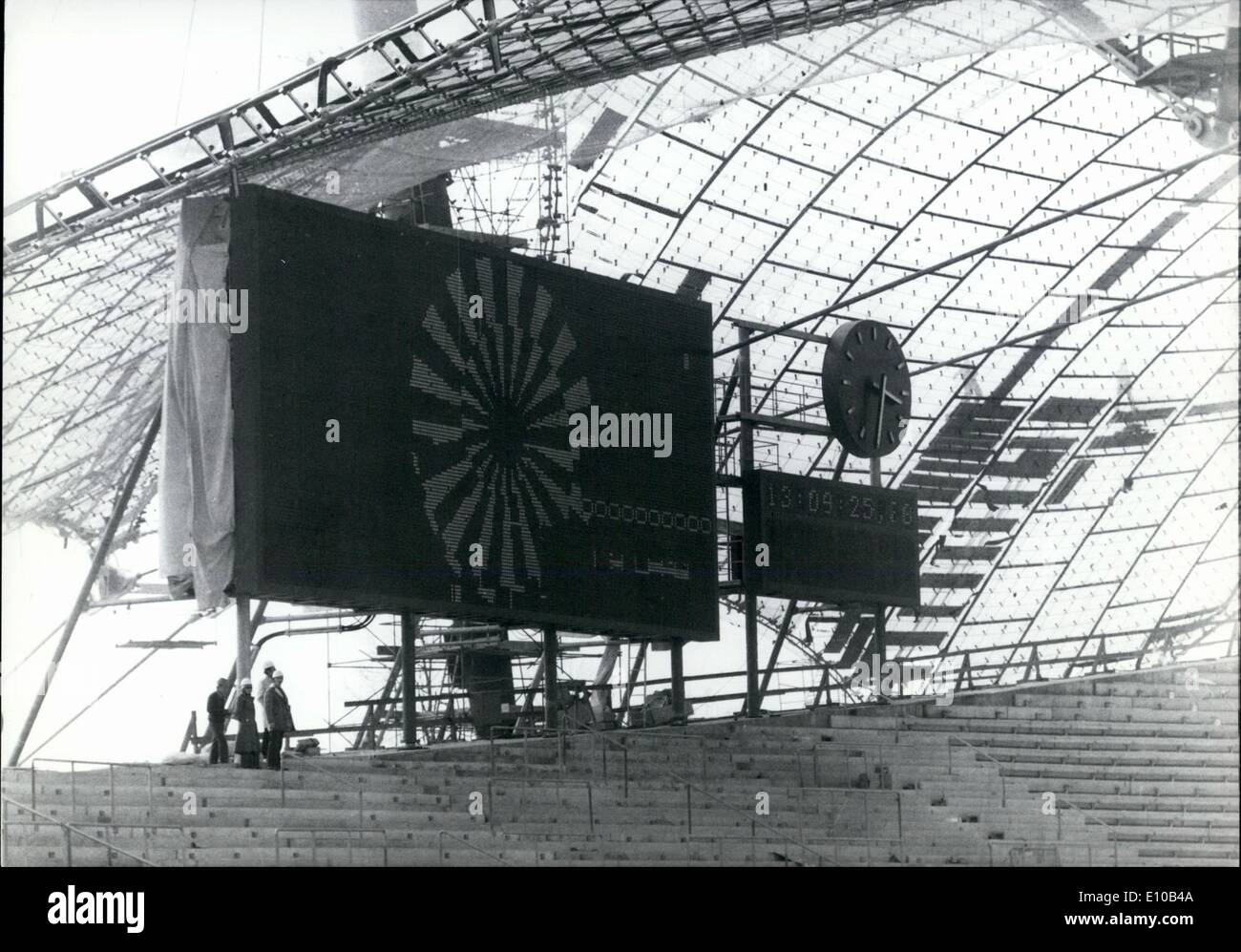 3. März 1972 - Nachrichten über das Olympiagelände in München: die Techniker sind bereits hart trainiert für die Olympischen Sommer-Spiele 1972 in München. Zum Beispiel auf die große Ankündigung-Tafel versuchen, die verschiedenen Buchstaben und auch das olympische Emblem (Foto), sie so, dass alles am 26. August funktionieren wird. Die Ankündigung an Bord Maßnahmen 18,4 x 11,6 m (ca. 57 x 35 ft.) und wird durch einen Computer (mit der Hilfe von 24000 Glühbirnen) welche die Leichtathletik-Ergebnisse zu den Zuschauern Signale gesteuert Stockfoto