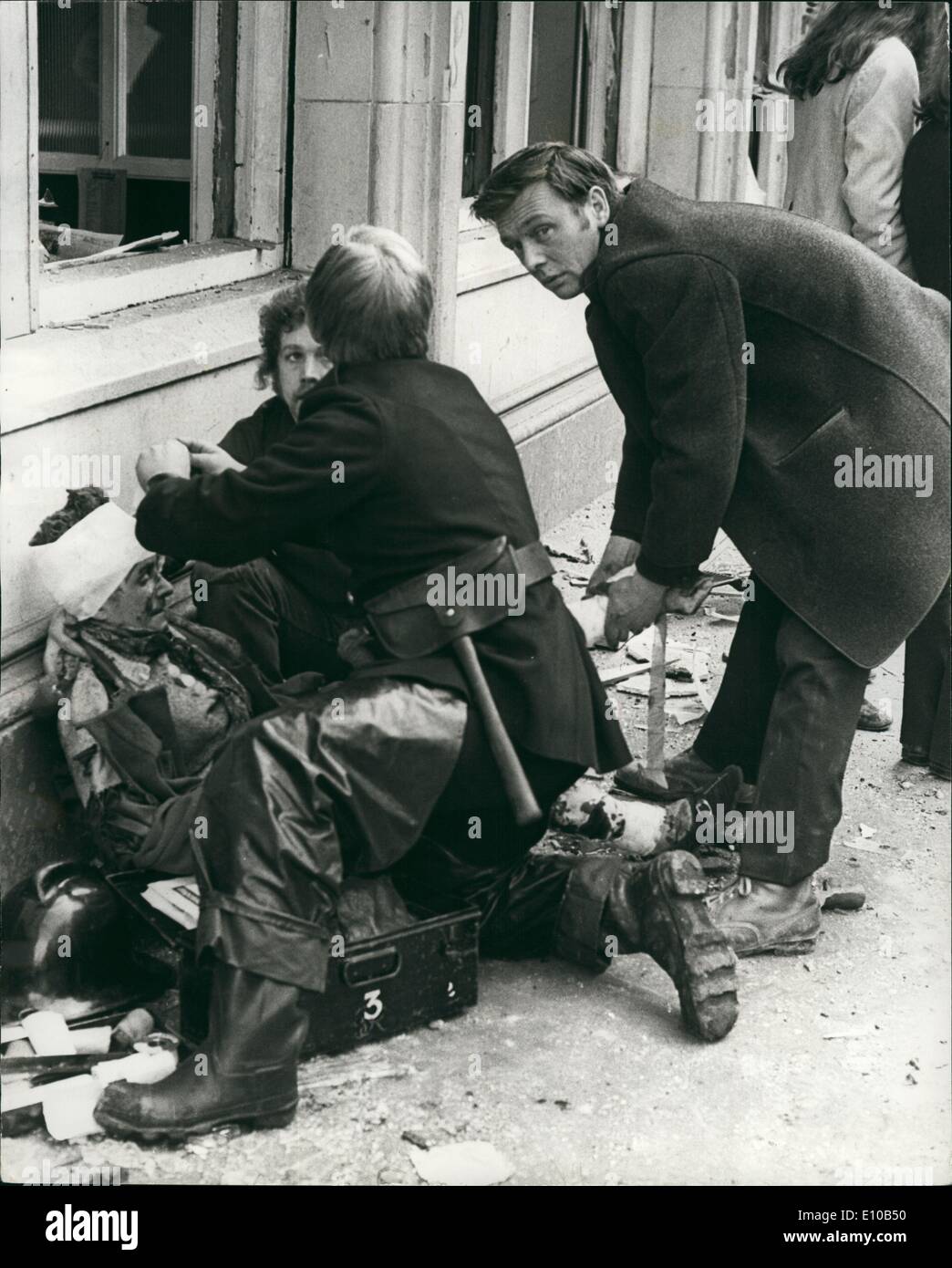 3. März 1972 - 6 getötet und 146 Verletzte bei Bombenexplosion in Belfast: sechs Personen wurden getötet und 146 durch eine Bombe, die gestern in einer belebten Einkaufsstraße Belfast, in denen Hunderte von Menschen explodiert verletzt hatte telefonisch Falschmeldung gelockt worden. Die Bombe wurde in einem Auto in Donegall Straße geparkt. Kurz bevor es zwei Telefonanrufe explodierte behauptete gab es eine Bombe in die angrenzende Kirchgasse Fußgänger und Verkehr waren echte Bombe entfernt - gerichtet. Foto zeigt eine verletzte Frau, von einem Feuerwehrmann nach der gestrigen Explosion in Belfast besucht wird. Stockfoto