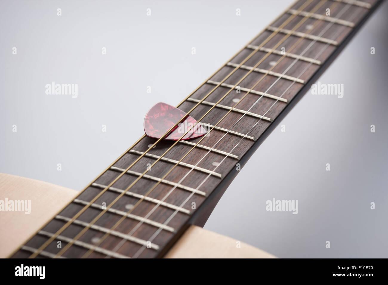 eine Nahaufnahme von einer akustischen Gitarre mit einem Pick Up Stockfoto