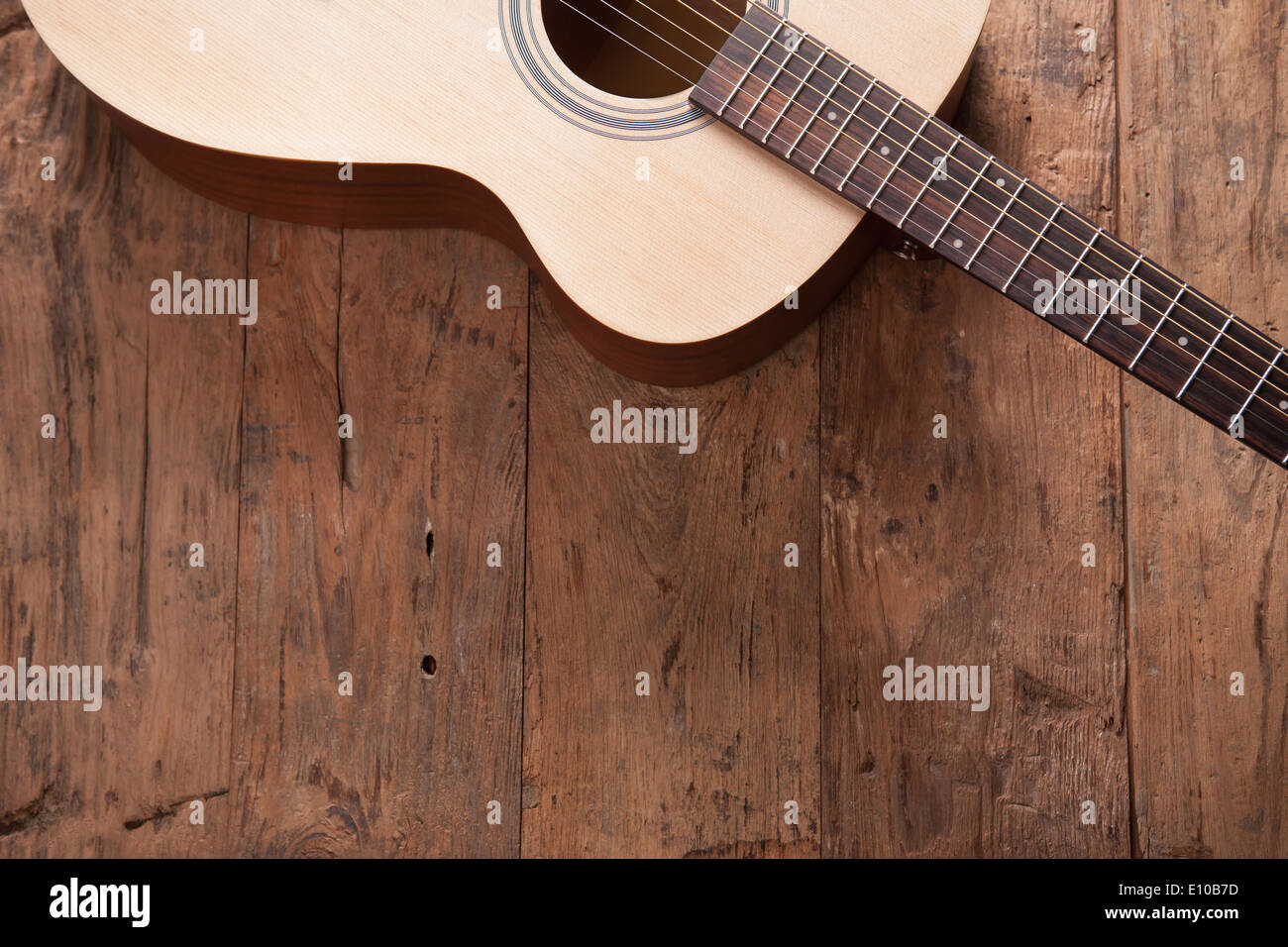 ein Close Up von einer akustischen Gitarre Stockfoto