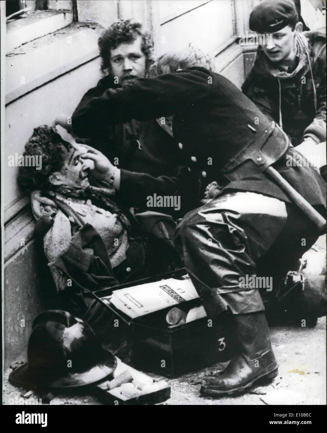 3. März 1972 - 6 getötet und 146 Verletzte bei Bombenexplosion in Belfast: wurden sechs Menschen getötet und verletzt durch Bombe welche explodierte gestern in einer überfüllten Belfast Einkaufsstraße in die Hunderte von Menschen telefonisch Falschmeldung gelockt worden hatte drei behauptete 146 wurde eine Bombe in die grenzt an Kirche Straße Fußgängern und Verkehr wurden entfernt - gerichtet, die echte Bombe. Foto zeigt eine verletzte Frau, von einem Feuerwehrmann nach der gestrigen Explosion in Belfast besucht wird. Stockfoto