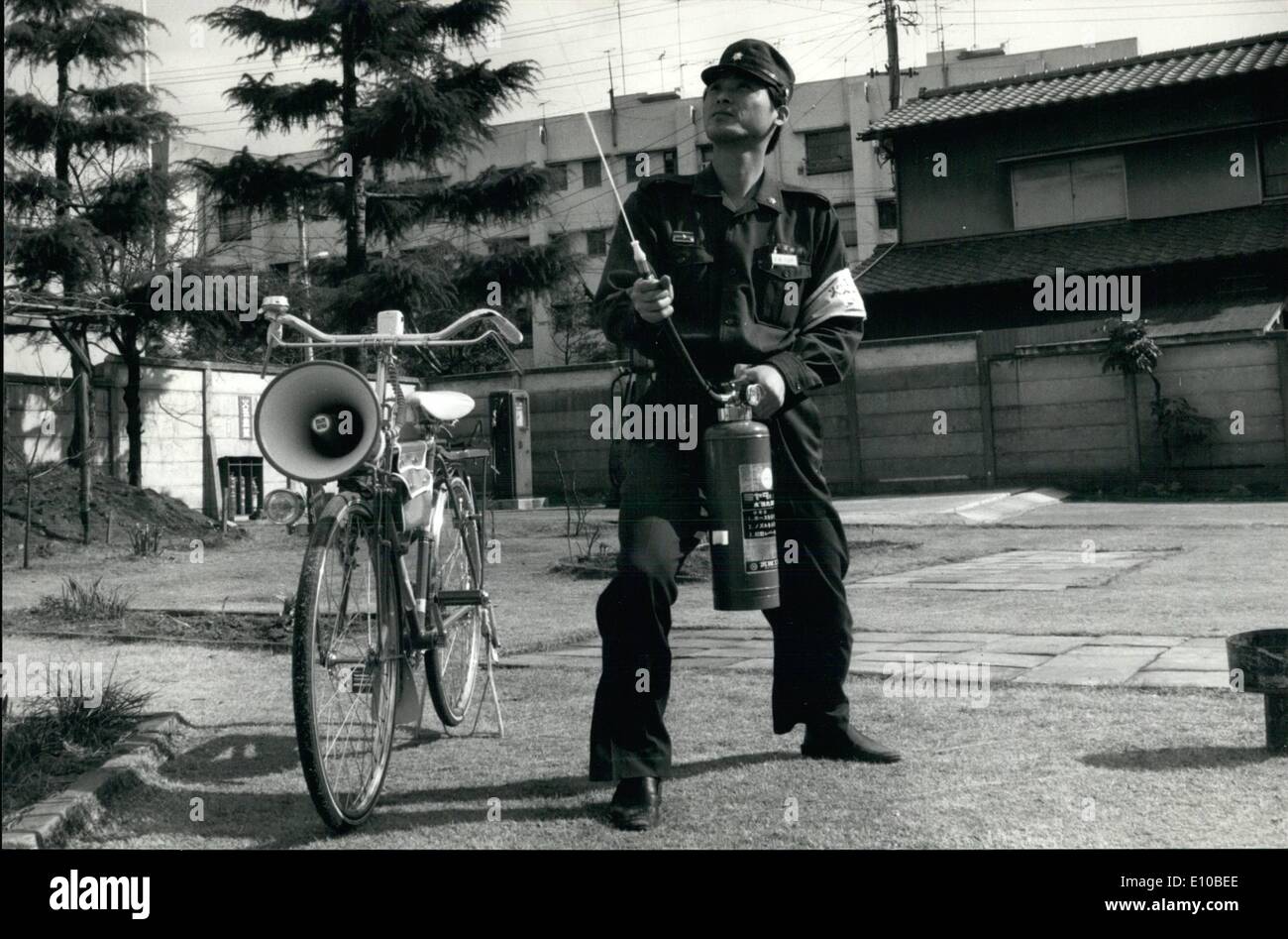 3. März 1972 - Feuerwehrleute auf Fahrräder; Tokio Feuerwehrmänner sind die engen Gassen des Bezirks Shinjuku überfüllten Stadt patrouillieren auf Fahrräder mit Lautsprecher und Feuerlöscher unter '' Brandschutz Woche '', Bewohner der unzähligen Holzhäuser über die Gefahren des Feuers zu warnen. Die neue Feuer-Patrouillen können eine regelmäßige Pflicht für den Feuerwehrmann werden, wenn es wirksam gefunden wird. Einige Straßen von Tokio sind so eng, dass Feuerwehrautos nicht die Szene eines Feuers erreichen, und lange Längen des Schlauchs muss ausgeführt werden bringen Wasser auf das Feuer, was zu Verzögerungen in der Auseinandersetzung mit dem Feuer Stockfoto