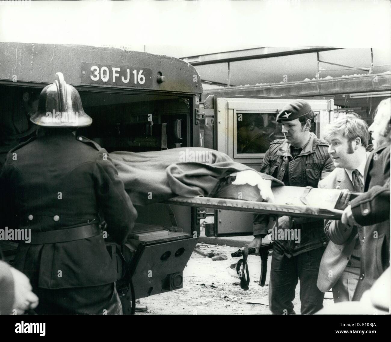 3. März 1972 - 6 getötet und 146 Verletzte bei BOMBENEXPLOSION IN BELFAST. Sechs Personen wurden getötet und 146 verletzt durch eine Bombe, die gestern in einer krähte Belfast Einkaufsstraße explodierte in die Hunderte von Menschen durch Falschmeldung Telefongespräche gelockt hatte. Die Bombe wurde in einem Auto in Donegall Straße geparkt. Kurz bevor es zwei Telefonanrufe explodierte behauptete, gab es eine Bombe in der angrenzenden Kirche Straße Fußgänger und Verkehr richteten sich entfernt-in Richtung der echte Bombe. Stockfoto
