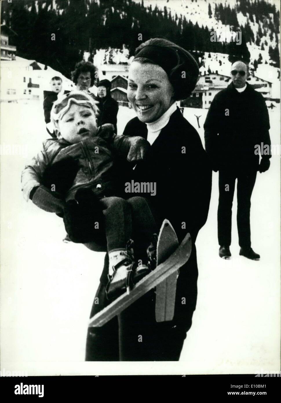 8. März 1972 - Prinzessin Beatrix von Holland und ihr Ehemann Claus n. Chr. ihre drei Söhne verbringen ihren Urlaub in Lech, Österreich. Prinz Constantijn ist in den Armen seiner Mutter abgebildet. Stockfoto