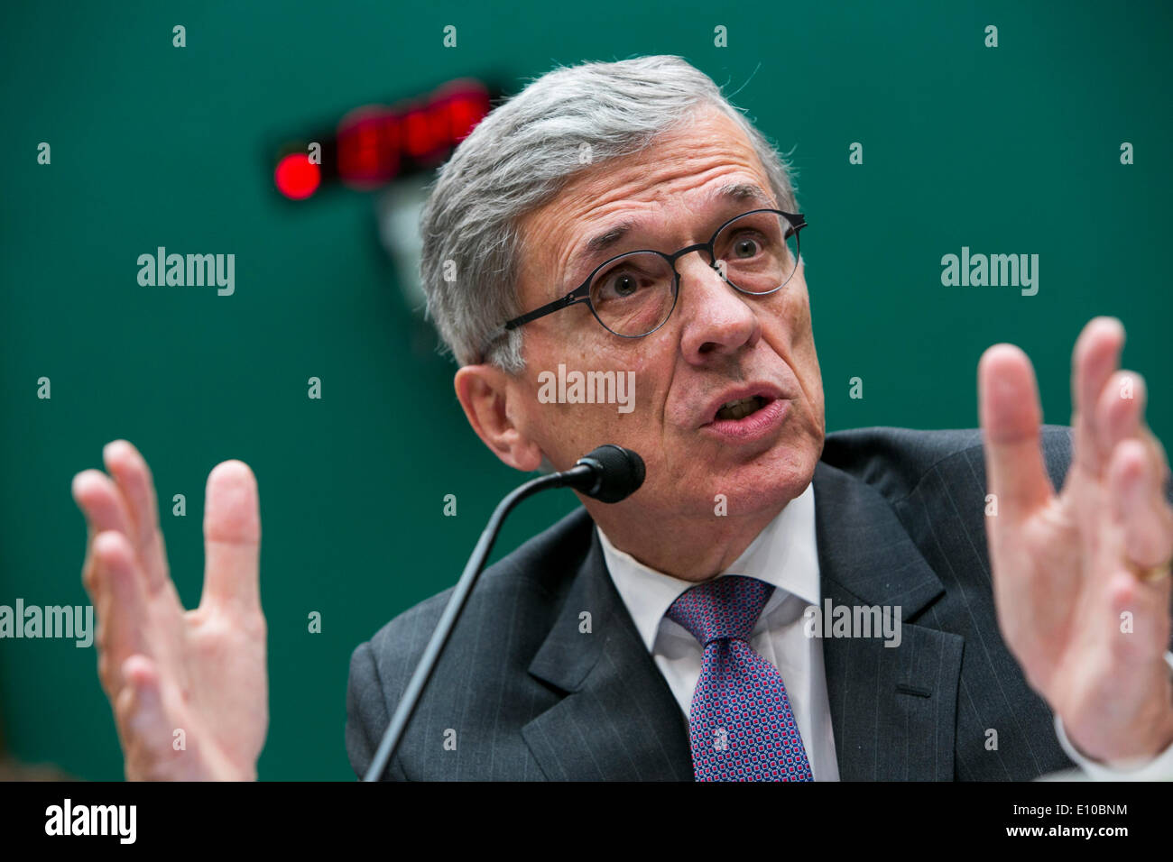 Washington DC, USA. 20. Mai 2014. Federal Communications Commission Chairman Tom Wheeler bezeugt vor dem Haus Energie und Commerce Ausschuss Kommunikation und Technologie Unterausschuss während einer Anhörung Aufsicht über die Federal Communications Commission in Washington, D.C. am 20. Mai 2014. Bildnachweis: Kristoffer Tripplaar/Alamy Live-Nachrichten Stockfoto