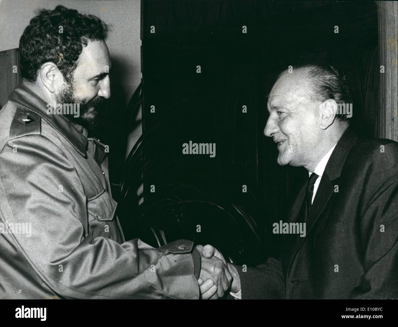 6. Juni 1972 - Castro in Ungarn: Ankunft in Budapest zu einem offiziellen Besuch nach Ungarn, Dr. Fidel Castro, kubanischer Ministerpräsident, wird von Janos Kadar, ungarische kommunistische Parteiführer, auf denen er für Diskussionen, in dessen Büro nannte begrüßt. Stockfoto