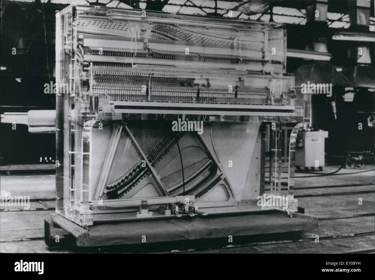 6. Juni 1972 - See-through Klavier: durchsichtige Klavier ist jetzt auf der  Messe von Kawai Gakki Industrie, diese Woche. Der Körper des Instruments  ist aus Kunststoff gefertigt. Wenn die Bewegungen der einzelnen
