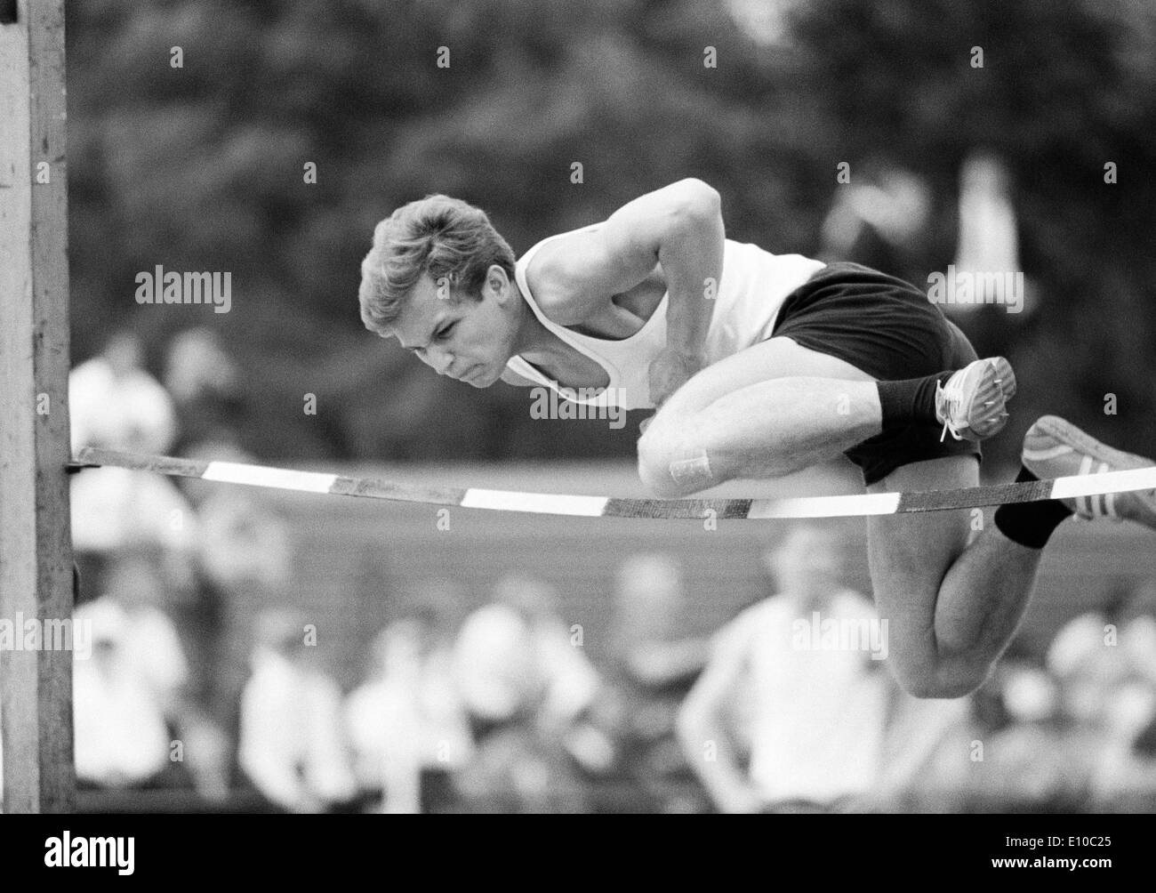 Sechziger Jahre, schwarz / weiß Foto, Sport, Leichtathletik, Wettbewerb Leichtathletik 1966 Vest Recklinghausen im Jahn-Stadion in Bottrop, Hochsprung, Männer, hohe Brücke, D-Bottrop, Ruhrgebiet, Nordrhein-Westfalen Stockfoto