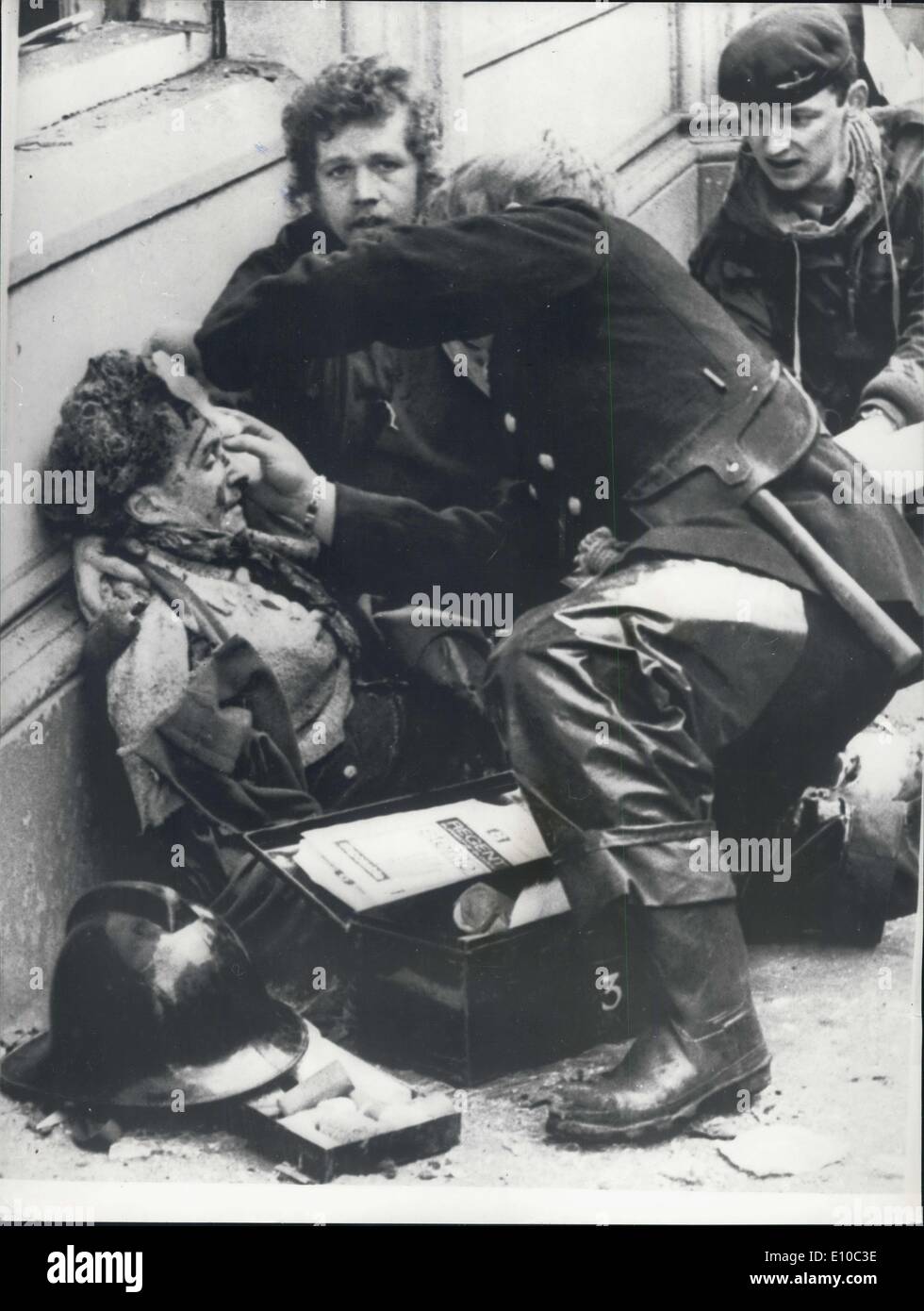 21. März 1972 - 6 getötet und verletzt in Bombenexplosion in Belfast. 146: sechs Personen wurden getötet und 146 durch eine Bombe, die gestern in einer belebten Einkaufsstraße Belfast, in denen Hunderte von Menschen explodiert verletzt hatte telefonisch Falschmeldung gelockt worden. Die Bombe wurde in einem Auto in Donegall Straße geparkt. Kurz bevor es zwei Telefonanrufe explodierte behauptete gab es eine Bombe in der angrenzenden Kirche Straße Fußgänger und Verkehr waren echte Bombe entfernt - gerichtet. Foto zeigt eine verletzte Frau, von einem Feuerwehrmann nach der gestrigen Explosion in Belfast besucht wird. Stockfoto