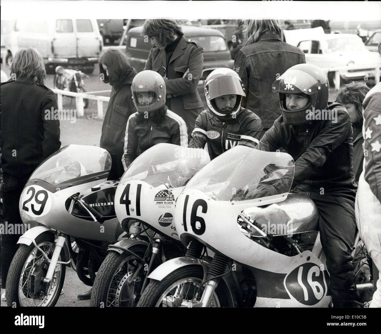 3. April 1972 - Mädchen Motorradfahrer verboten, konkurrieren in den Manx Grand Prix Rennen gegen Männer im Crystal Palace: eine sehr wütend Stockfoto