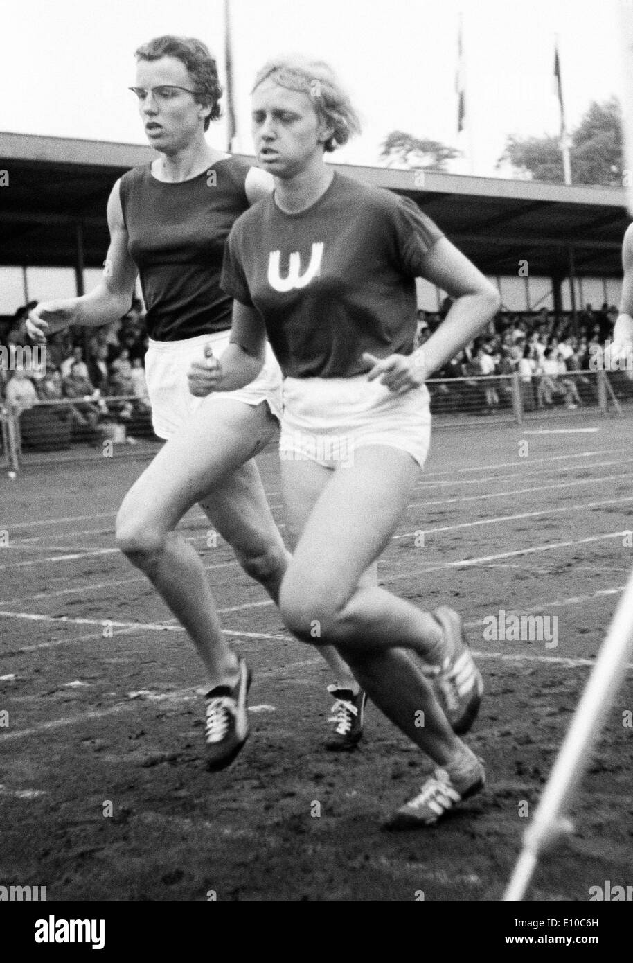 Sechziger Jahre, schwarz / weiß Foto, Sport, Leichtathletik, International Sport Meeting Leichtathletik 1966 in Gelsenkirchen, Rennbahn, Langstreckenlauf, Frauen, Läufer des VfL Wolfsburg, D-Gelsenkirchen, Ruhrgebiet, Nordrhein-Westfalen Stockfoto