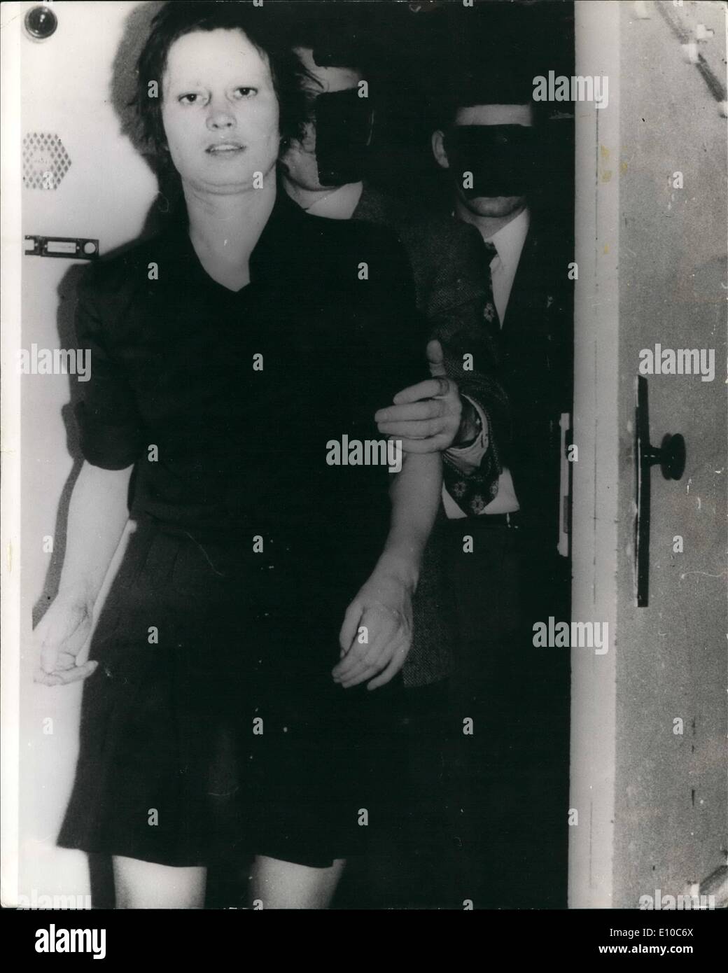 6. Juni 1972 - Frau Terroristen Bande Chef beschlagnahmt In Deutschland: Ulrike Meinhof, 37, Leiter der Bundesrepublik Deutschland '; s Header-Menohof der linke Terroristen in Hannover verhaftet wurde, war sie die beliebteste in Deutschland. Polizei, die einen Tipp erhalten brach in die Wohnung in der Nähe von Flughafen Hannover nach ein Kampf überwältigt Mainhof und Gergart Muller, ein 24-jährige Student, der mit ihr war. In der Wohnung wurden ein sub-machine-gun, drei Pistolen, zwei Handgranaten, eine neun-Pfund-Bombe und Munition gefunden. Foto zeigt Ulrike Meinhof im Bild nach ihrer Verhaftung. Stockfoto