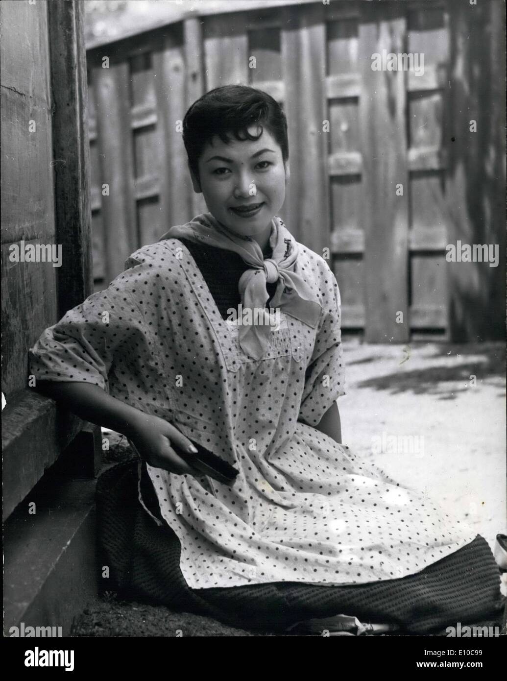 6. Juni 1972 - Toshie lieber zum Modellieren Schuh scheint.: Tokios schönsten Schuh-schwarz lehnt alle Angebote.: Toshie Higushi sagt sie weiß alles über Männer - aus ihren Schuhen. Sie sollten wissen, weil sie ihnen - mit der männliche Füße in ihnen - den ganzen Tag reinigt. Toshie, mit 23 Jahren, hält sich durch die Arbeit schwer, mit viel Fett Ellenbogen und ein Maß an ihrem eigenen natürlichen Charme, und sie würde ihren Job für den Tee in China oder Reis in Japan ändern. Morgens sehen sie an der Ecke eines Tokios Beschäftigten Brücken, Shening Oberteil oder Geschäftsleute auf dem Weg zu ihren Büros Stockfoto