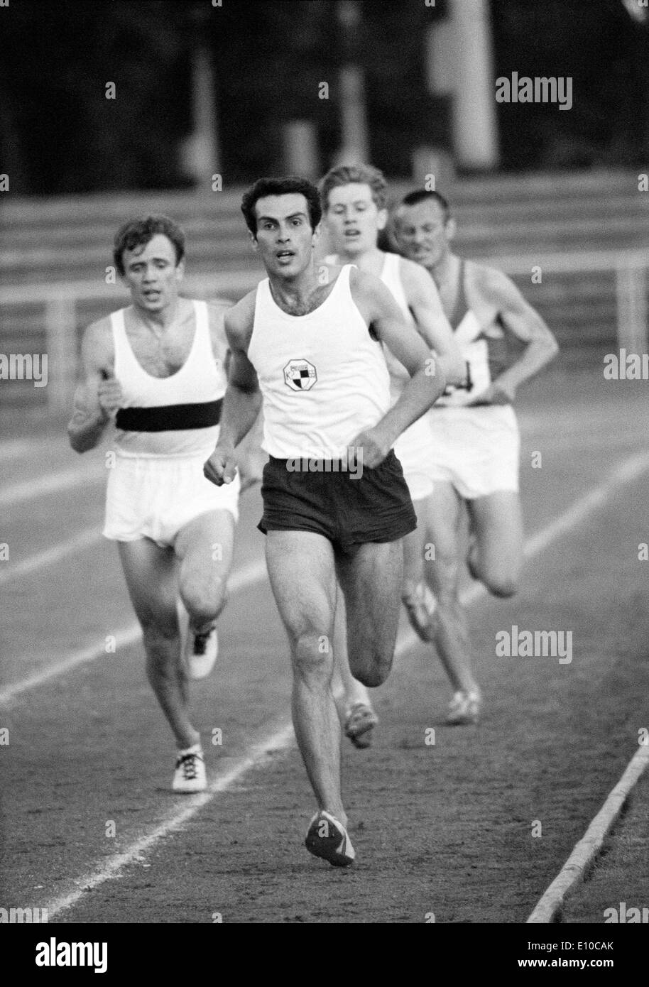 Sechziger Jahre, schwarz / weiß Foto, Sport, Leichtathletik, International Meeting Leichtathletik 1966 in Krefeld-Uerdingen, Rennbahn, Ferngespräche, Männer, voran einen Läufer der KTSV Preussen Krefeld 1855, D-Krefeld, D-Krefeld-Uerdingen, Niederrhein, Nordrhein-Westp Stockfoto