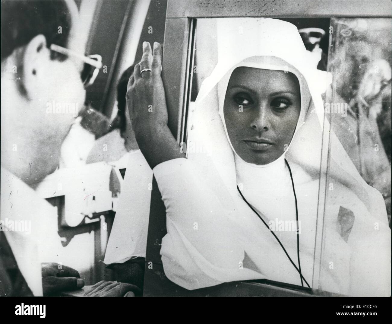 4. April 1972 Sophia Loren wird eine Nonne? Foto zeigt Sophia Loren