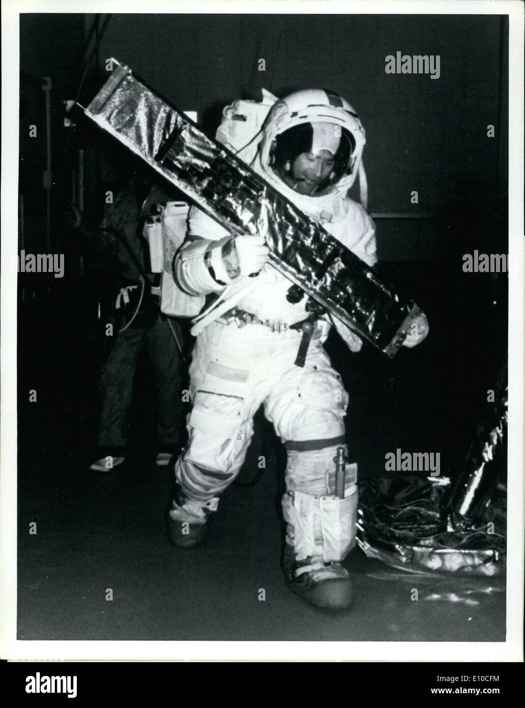4. April 1972 - während einer Übung in Cape Kennedy, Florida, bereitet Astronaut John W. Young, ein Modell des Arrays von Detektoren zu Falten, dass die Besatzung von Apollo 16 zum Mond und zurück. Das Detektor-Array, das an der Außenseite der Mondlandefähre befestigt wird, wird spezielle Materialien verwenden, um die Spuren der kosmischen Strahlung, mysteriöse Teilchen, die das Sonnensystem aus allen Raumrichtungen zu bombardieren. Die Detektoren werden voraussichtlich neue Hinweise auf die Altersstruktur und den Ursprung der kosmischen Strahlung geben Stockfoto