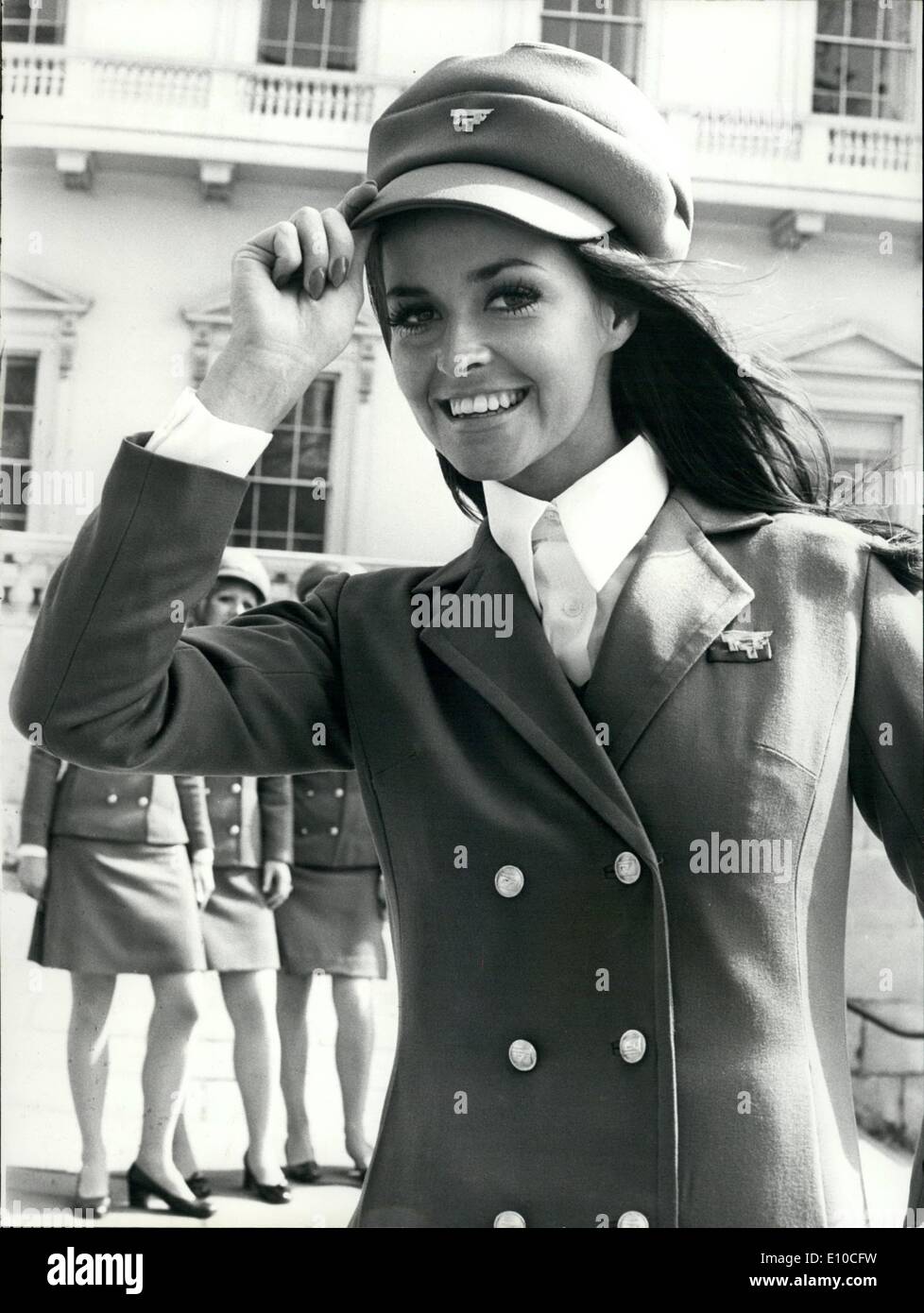 4. April 1972 - Miss England geht Townsend Thoresen.: Jenny McAdam, der vor kurzem war Miss England gekrönt, war in Townsend Thoresen Car Ferries Regent Street Büro heute dazu beitragen, um das Unternehmen neuen einheitlichen Stil zu starten, die im gesamten Konzern eingeführt wird. Miss McAdam wurde das neue Reservierung Mädchen Outift Modellierung umfasst einen ''-Stil '' Hut. Schürze Kleid, Bluse und Jacke. Das Tuch ist speziell gefärbt, damit das Grün der Townsend Thoresen Hausfarben passen, grün sind, und Orange Stockfoto