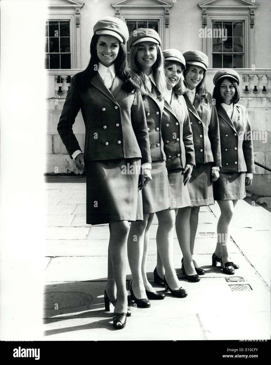 4. April 1972 - Miss England geht Townsend Thoresen.: Jenny McAdam, der vor kurzem war Miss England gekrönt, war in Townsend Thoresen Car Ferries Regent Street Büro heute dazu beitragen, um das Unternehmen neuen einheitlichen Stil zu starten, die im gesamten Konzern eingeführt wird. Miss McAdam wurde das neue Reservierung Mädchen Outift Modellierung umfasst einen ''-Stil '' Hut. Schürze Kleid, Bluse und Jacke. Das Tuch ist speziell gefärbt, damit das Grün der Townsend Thoresen Hausfarben passen, grün sind, und Orange Stockfoto