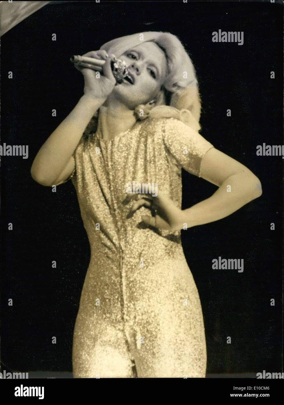 10. Juni 1972 - imitiert während der TV-Sendung '' Entente Coridale'' Rita Pavone die französische Sängerin Sylvie Vartan. Stockfoto
