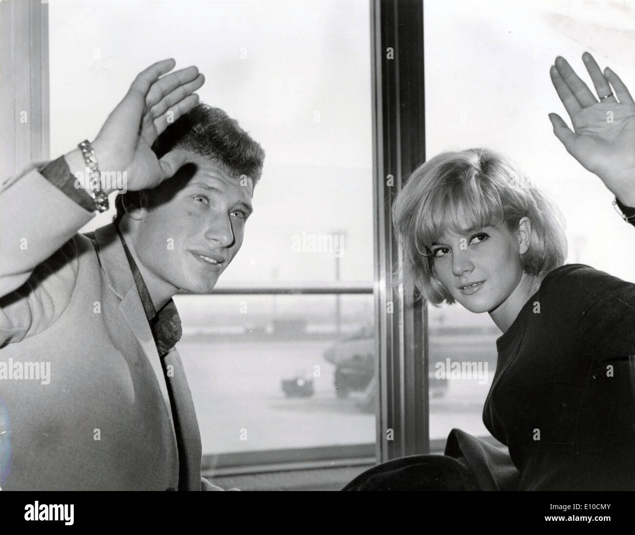 13. Juni 1972 - Paris, Frankreich - JOHNNY HALLYDAY mit seiner Frau SYLVIE VARTAN am Flughafen Orly, Welle um die Menge, bevor sie an Bord eines Flugzeugs nach New York sind. Stockfoto