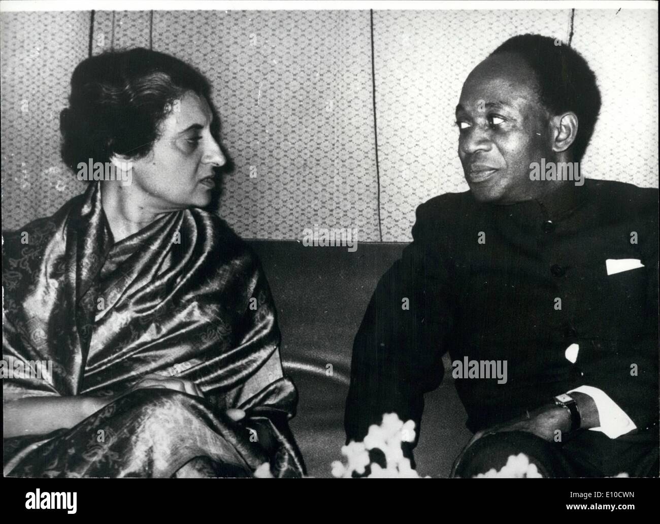 4. April 1972 - Tod von Dr. Nkrumah.: ehemaliger Präsident von Ghana, Dr. Kwame Nkrumah, der Mann, der Ghana in die Unabhängigkeit führte aber wurde durch einen Militärputsch abgesetzt hat starb im Exil. Er war 62. Foto zeigt Dr. Nkrumah 1966 mit Frau Indira Gandhi in Neu-Delhi abgebildet wenn er auf dem Weg nach Peking war. Es war, während er in Pekiing war, dass er durch einen Militärputsch abgesetzt wurde. Stockfoto