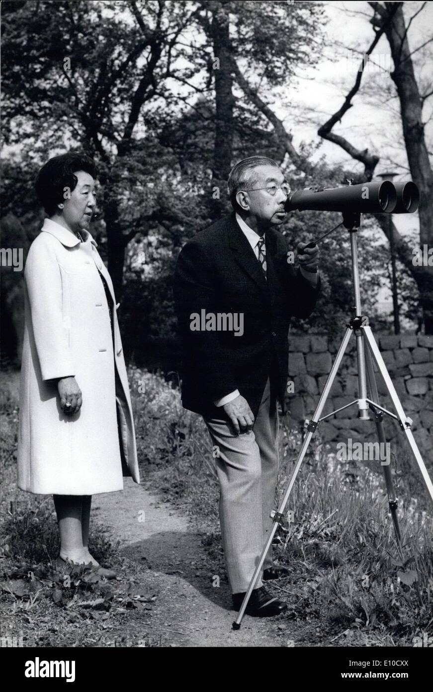 4. April 1972 - Kaiser von Japan Bird Schmierblutungen in Tokio; Ein Foto veröffentlicht anlässlich des 71. Geburtstags von Kaiser Hirohito von Japan am 29. April zeigt ihn Vogelbeobachtung mit einem leistungsstarken Fernglas auf dem Gelände des Kaiserpalastes, Tokio. Beobachten ist auch Kaiserin Nagako. Stockfoto