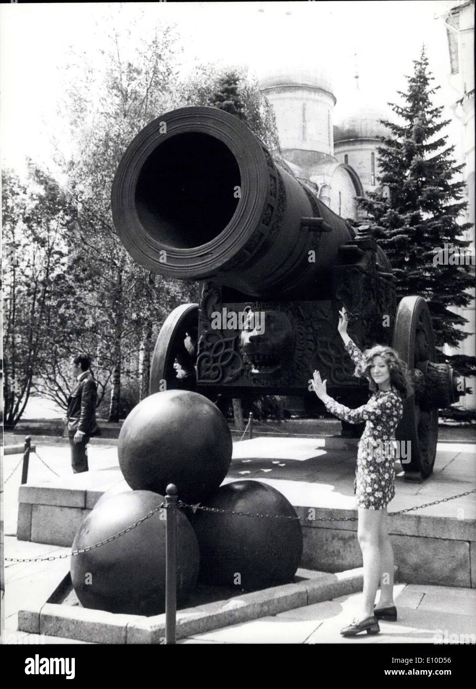 Vor Dem Riesigen Kanon Stehen Stockfotos und bilder Kaufen Alamy